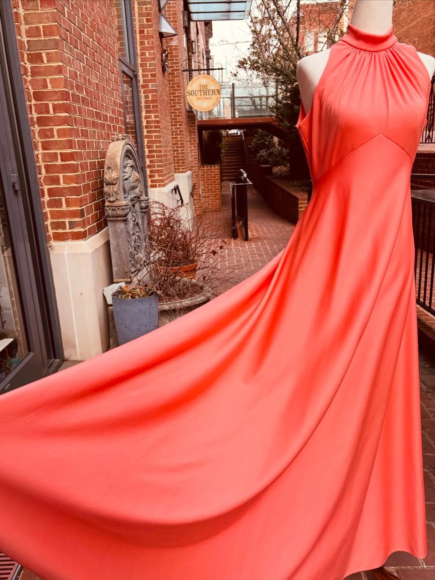 ✨🍑1960s peach-salmon gathered neckline with full sweep gown ✨🥂✨Perfect for a spring wedding or vintage prom or formal ✨🍑 
..
🏷️ $77 / up to a 28&rdquo; 
.. 
..
..
..
#vintage #fashion #1960sfashion #1970sfashion 
Shop vintage
Charlottesville shop