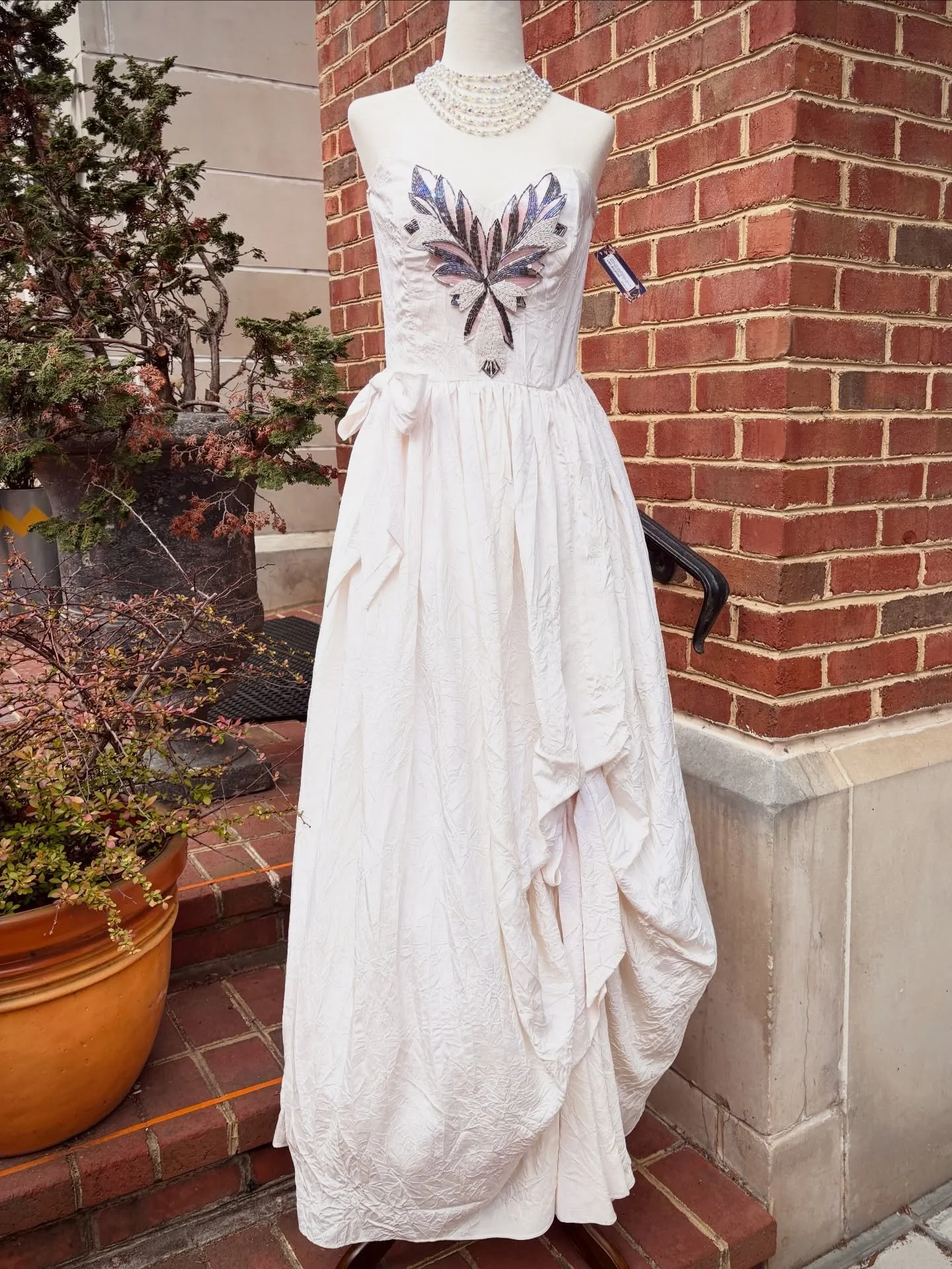 🪷🩶🦢1980s TD4 by Electra strapless white gown. Pink and silver beading with side bow detail and ruched skirt. 🦢🩶🪷
..
..
🏷️ 26&rdquo;/27&rdquo;W &bull; $140
..
..
..
..
#vintage #vintagedress #beadwork #charlottesville #buyvintagesavetheworld 
.