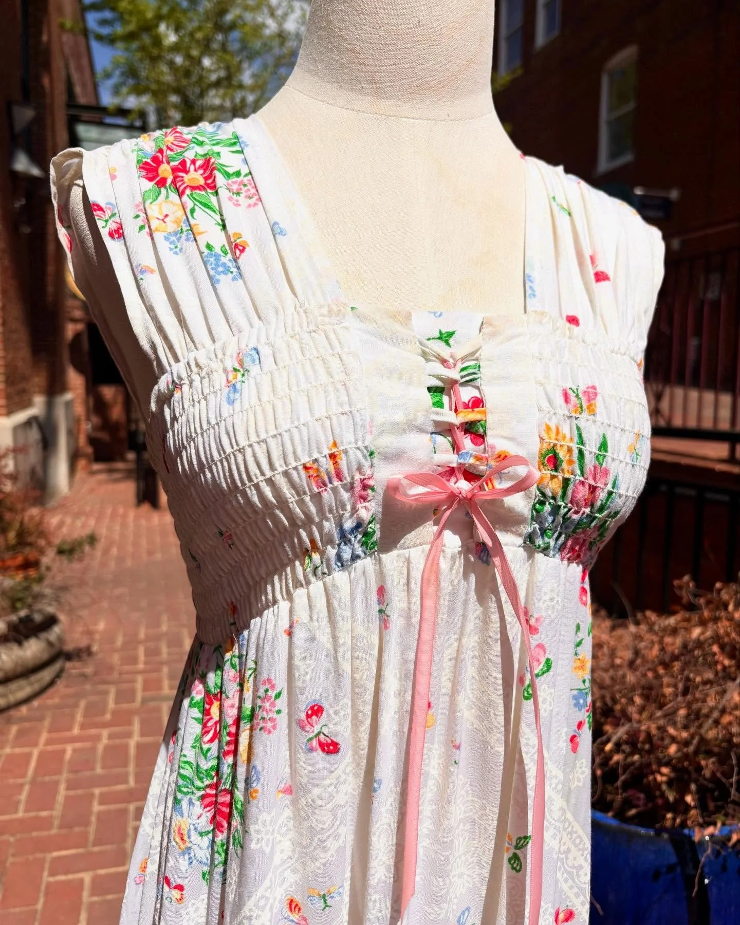 🌺🌿This pretty floral cotton frock sold quick! 🌸🌿Uncovered this beauty and flew her home from a trip to CA. It was one of my favorite finds, so obviously needed to still properly share! 🌿🌺
..
More spring florals in the shop! Shipping always avai