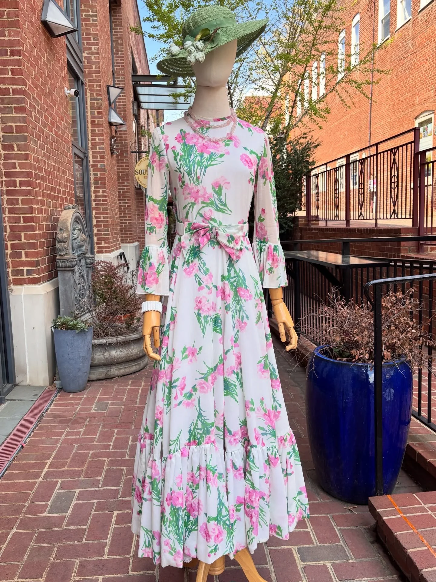 🌷👗🌷1960s Fabulous spring floral full length dress. Belted waist with fun full sweep and ruffled hem and sleeve. 🌷👗🌷 Lightweight and flowy for wedding festivities, hitting the wineries, even graduation, really any occasion. Dress it up or down, 