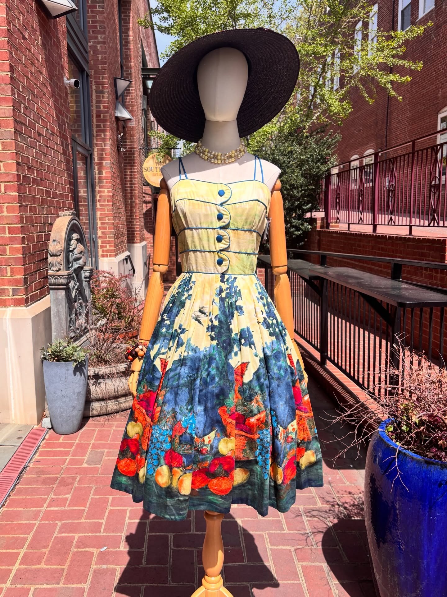 🍊🍇🍎1950s Alix of Miami 🦋🍋🍊
..
Iconic Full Sweep Novelty Fruit Print Dress w. Blue Pipe Trim 🦋🧡One of my all time favorite dresses to pass through my collection &hearts;️
..
🏷️ 27&rdquo; / $288
💌 $10
..
..
..
..
..
#palmspringsstyle #vintage