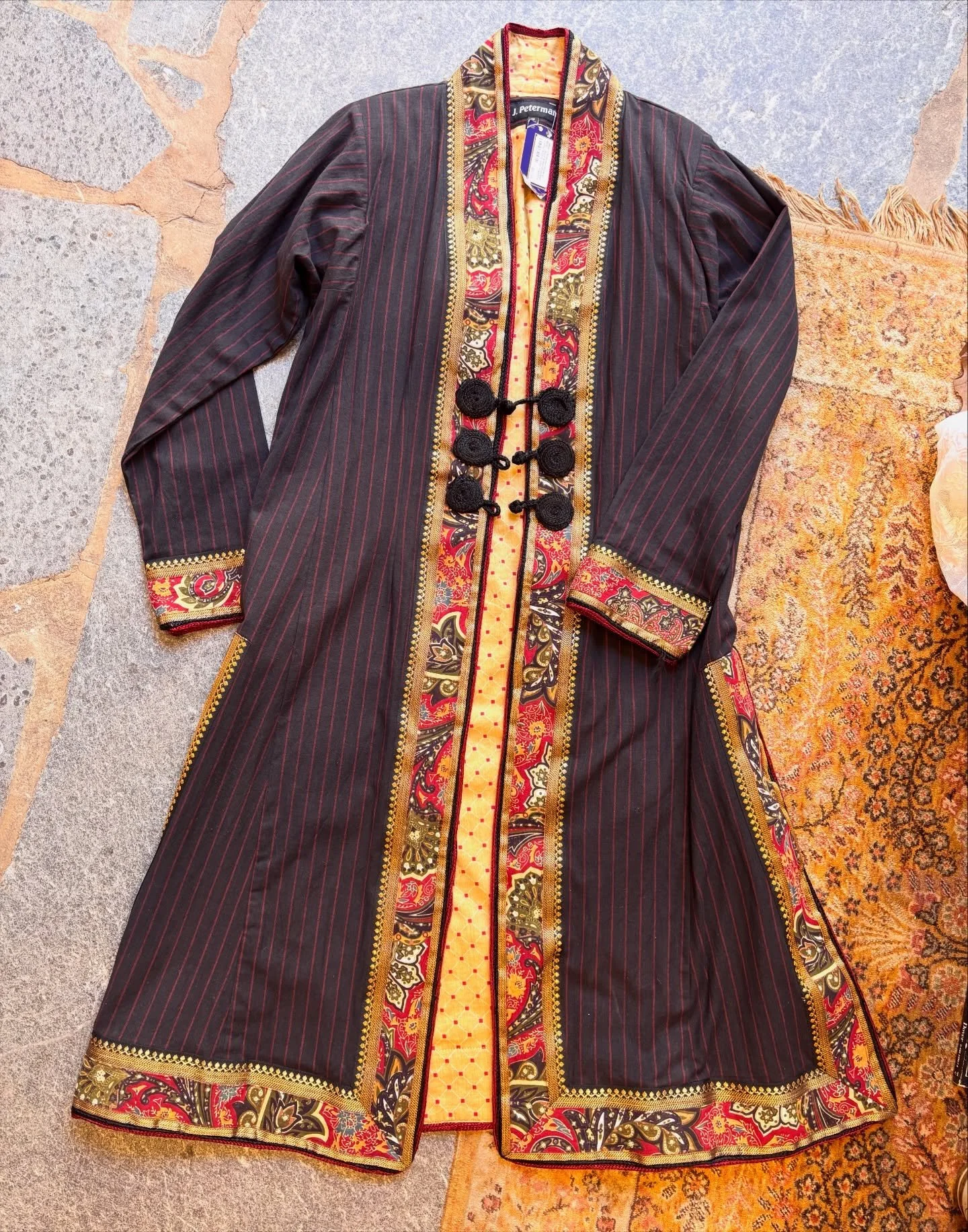 🐍🖤✨1990s, Early 2000s J Peterman &hearts;️ Made in India, Soft Cotton Pinstripe Caftan Jacket ✨🐍✨ Woven Frog Closures, Beautiful Textile Ribbon Trim &amp; Yellow Quilted Cotton Lining ✨🖤🐍 
..
🏷️ Large / $87
📫$10 shipping 
..
..
..
..
..
#jpete