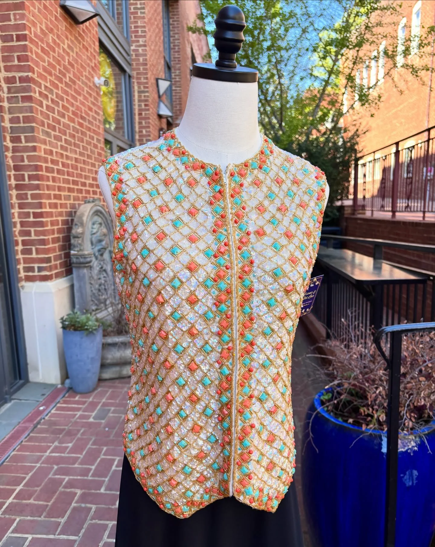 ✨🩵🦢1950s Saks Fifth Ave Ivory Wool Fully Beaded Top w/ coral and turquoise beading and iridescent sequins 🦢🩵✨

how stunning is this beaded top? 🤩

$80 🌸

📬: $10

#vintagefashion #vintage #1950s #1950sfashion #buyvintage