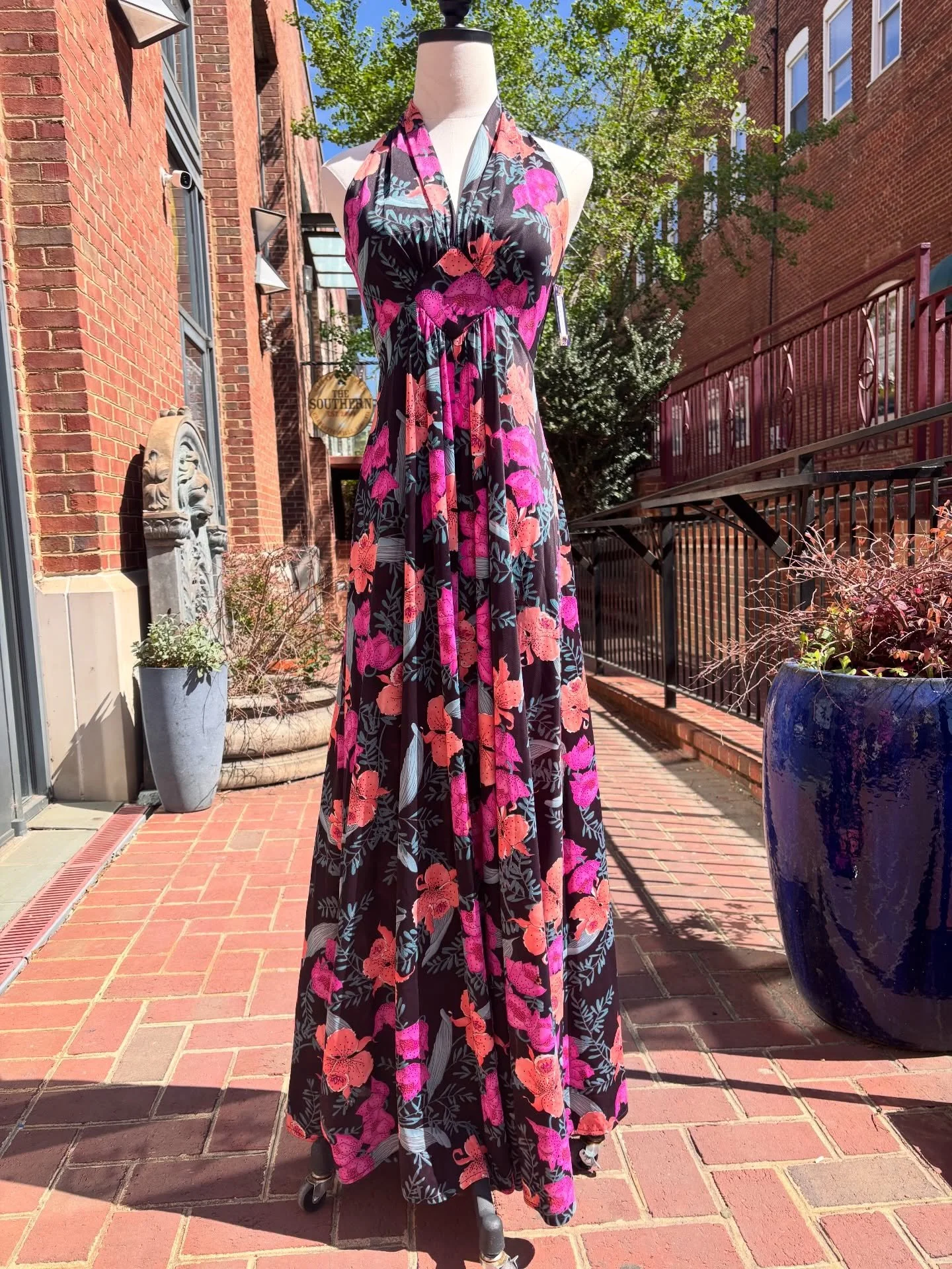🌺✨1970s Flowy midnight floral maxi dress with zipper and button back halter style neckline 🖤✨
🍸🌺Dress her up or down, day to night 70s style ✨
..
🏷️ 27&rdquo; empire waist / $79
📫$8 shipping 
..
..
..
..
#1970s #vintagefashion #fashion #70sfash