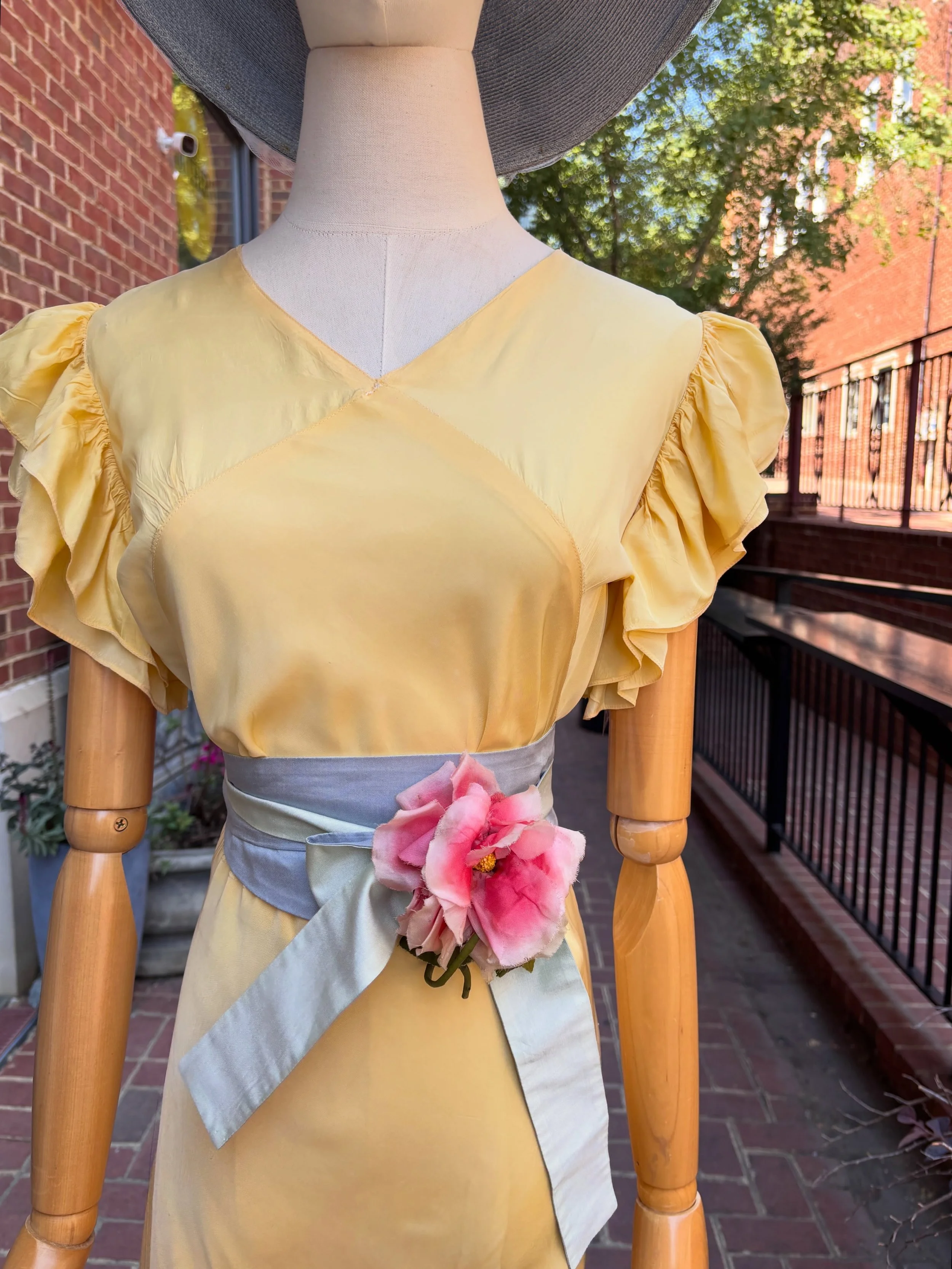 🌼🫐🌸1930s Buttercup Yellow Bias Cut Slip Dress w. Ruffled Cap Sleeve and Hemline! She is Truly Gorgeous! 🌸🫐🌼
..
Paired with a Light Blue 1970s Thai Silk Wrap Belt and a Matching 1960s Woven Hat w. Tulle and Silk Flower🪻
..
..
🏷️Dress: Size 29&