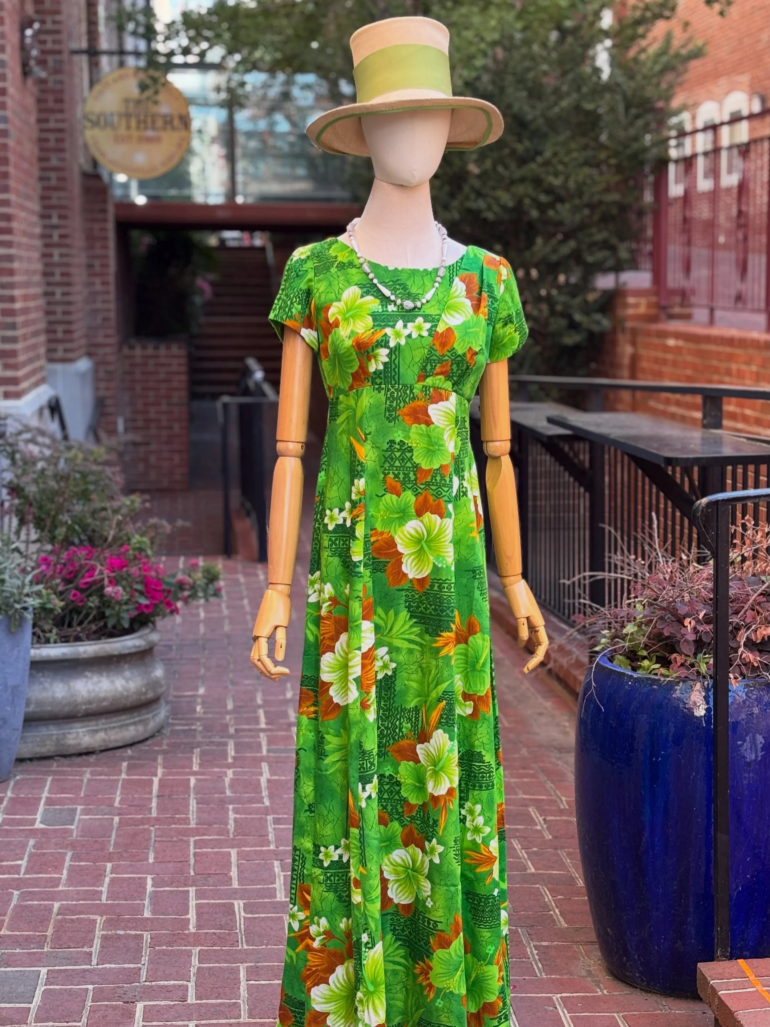 🌿🍊🦢1970s Green Hawaiian Barkcloth Maxi Dress with Tiki Florals Design🦢🍊🌿 
..
..
This Dress is so Comfortable and Summery! We styled it with a 1950s Betmar Woven Straw Sun Hat and a Beaded Necklace! 👒
..
..
🏷️ Dress: Size 30&rdquo;W $88
🏷️ Ha