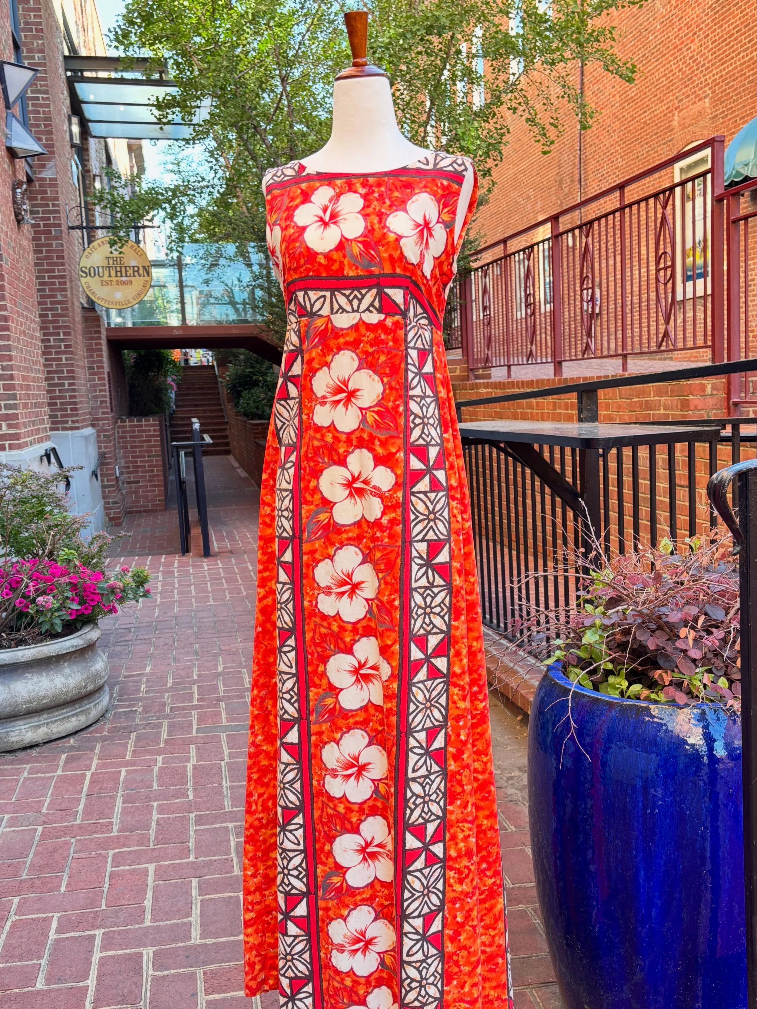 the perfect dress for a summer vacation! 🌺💛

this 1970s Ui Maikai Orange Bark Cloth Hawaiian sundress is ever so lovely for summer!! 🌸🩷

27/28&rdquo; waist, $88 ✨🌿

#vintage #vintagehawaiiandress #hawaiiandress #vintagedress #vintagefashion