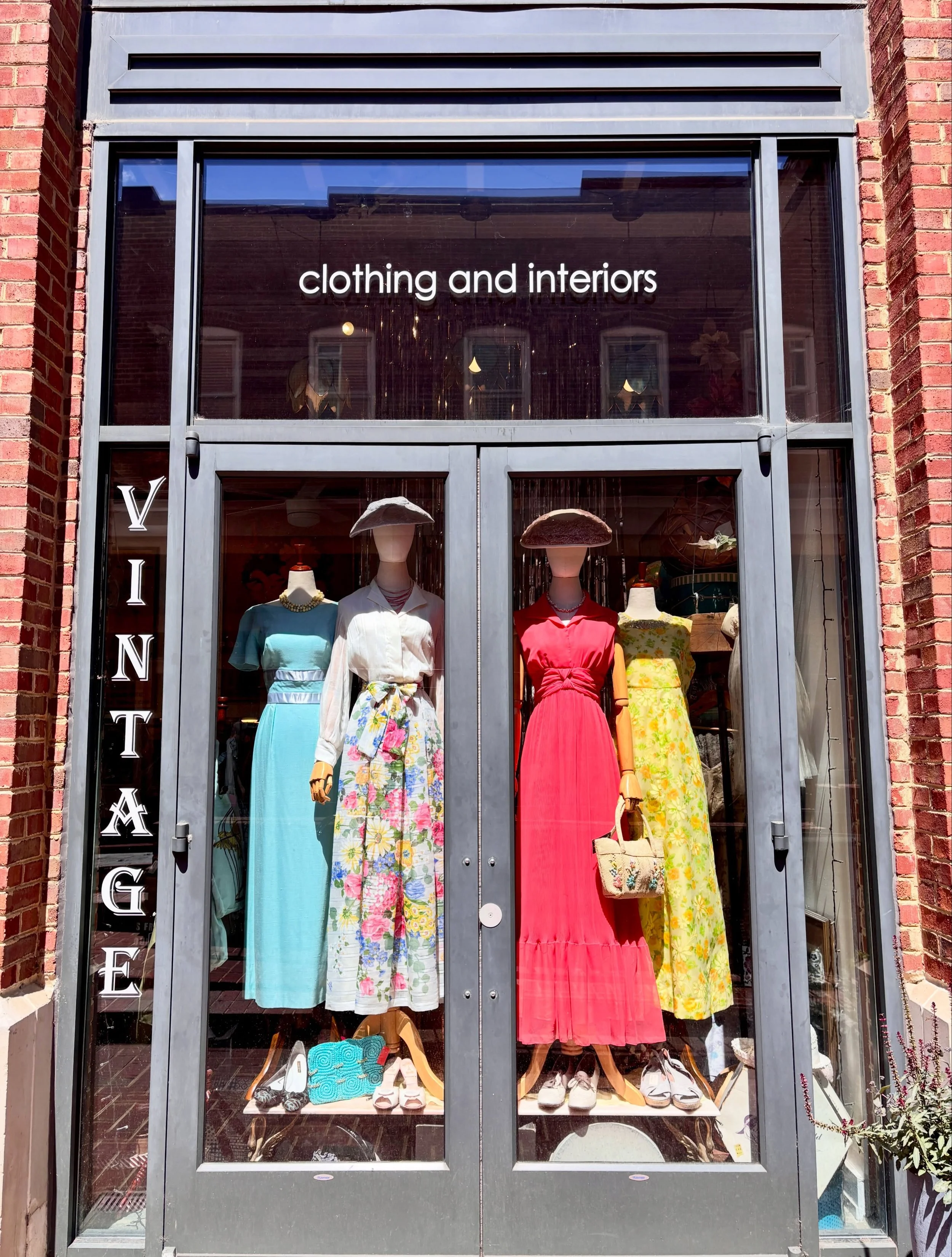 🦋🌸This Week&rsquo;s Window Refresh🌸🦋
..
..
..
..
#vintage #vintagesundress #summerfashion #vintagefashion #shopvintagesavetheworld 
..
..
Shop Vintage for Sale 
Summer Vintage 
Charlottesville Vintage Shop