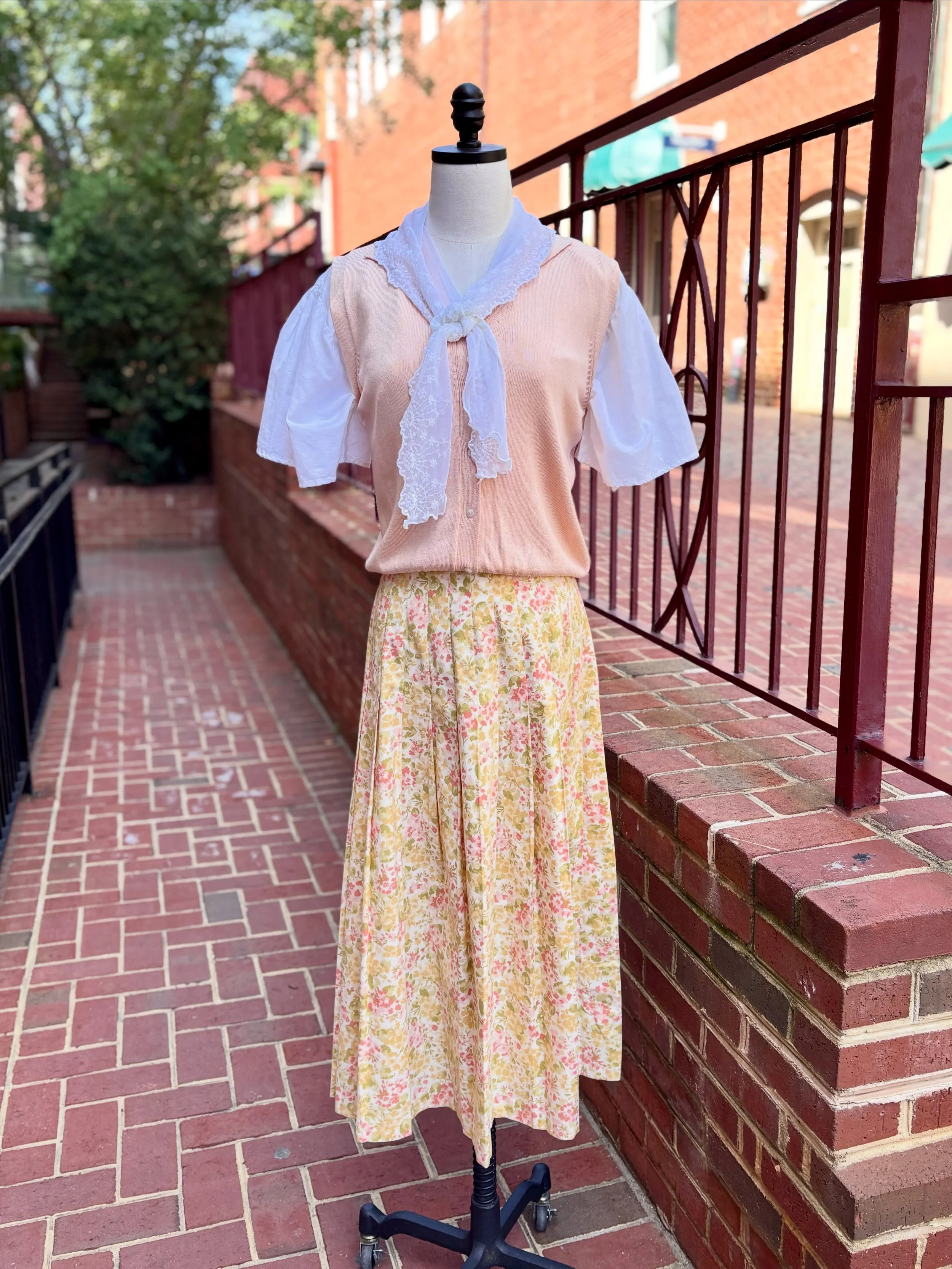 🌸🍋🦢In LOVE with this 1980s Laura Ashley High Rise Pink and Yellow Floral Pleated Midi Skirt!🦢🍋🌸
..
..
🌸Paired it with a 1980s FPSA White Linen Button Down Shirt w. Lace Collar and a 1980s Pale Peach Knit Sweater Vest 🌸
..
..
🏷️ Skirt: Size 2