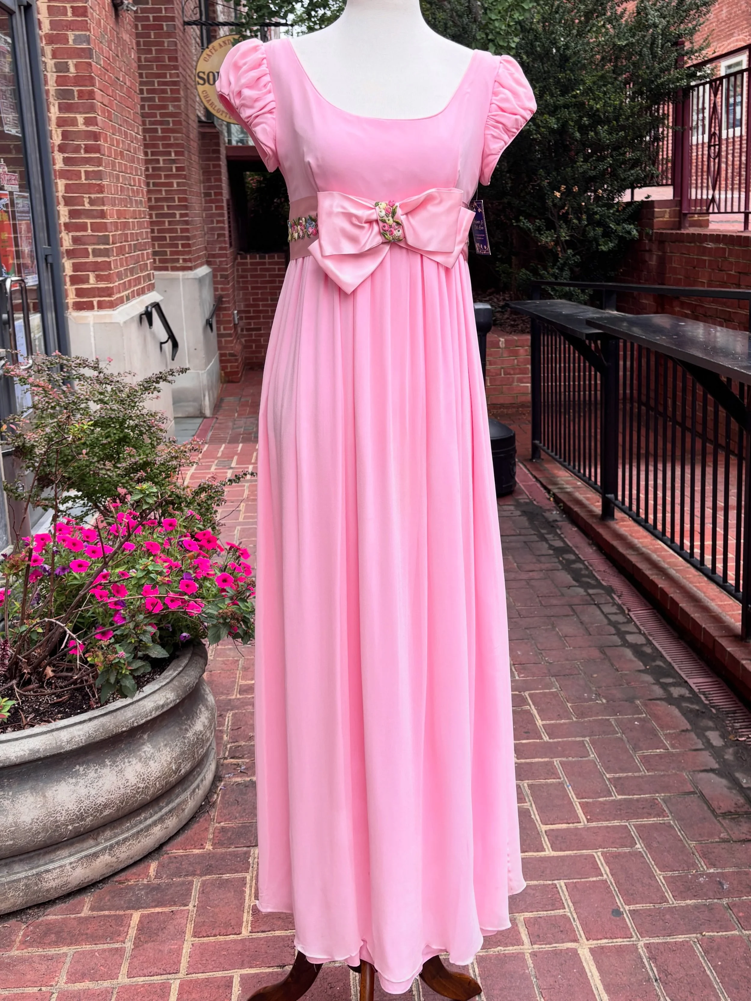🦢✨🌸✨🦢 1950s Dreamiest dress! Very sweet pink empire waist gown ✨ Fully lined chiffon, satin ribbon bustline with embroidered floral detail for a little pop of color✨🦢🌸🦢✨ 
..
🏷️ 26&rdquo;W / Reduced to $88
📫$10 
..
..
..
..
#1950s #1950svintag