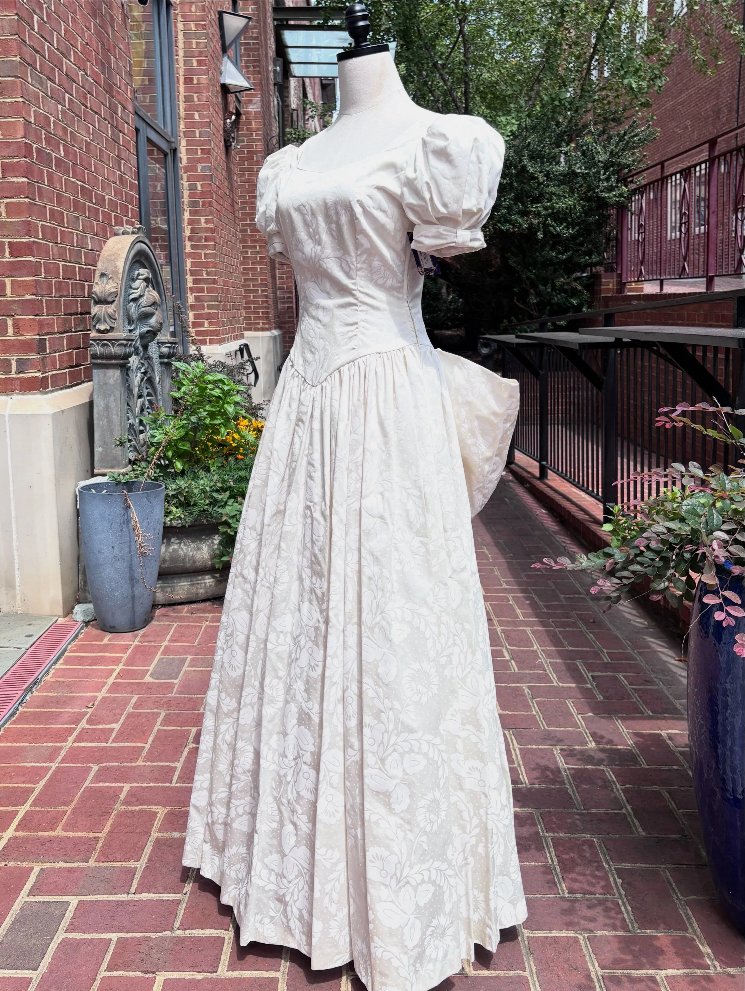 🦢🎀💍 How Darling is this 1980s Laura Ashley Gown??💍🎀🦢

🦢Laura Ashley Bridal Collection - White Floral Cotton Gown with Bows 🎀
..
..
🏷️Size: 25&rdquo;W 
🏷️$350
..
..
..
#lauraashley #vintagelauraashley #1980svintage #bridalgown #truevintage 
