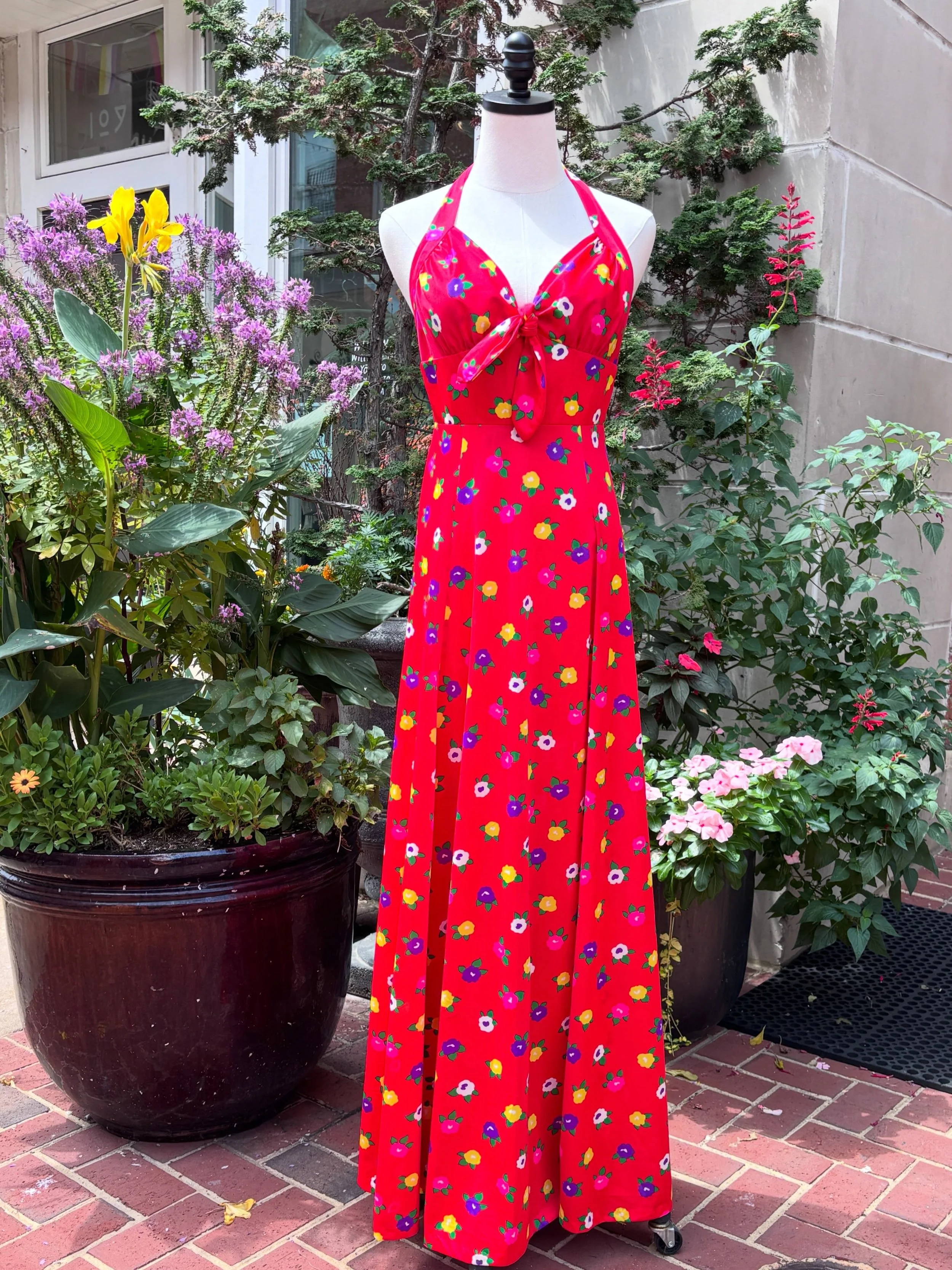🌹🌼🪻Obsessed with this Early 1970s Lanz Original Red Floral Halter Maxi Dress🪻🌼🌹
..
..
🏷️ Size: 27&rdquo;W 
🏷️$120
..
..
..
#1970sdress #1970sfashion #summerdress #vintage1970s #truevintage 
Charlottesville Shopping 
Downtown Mall
Summer Fashi