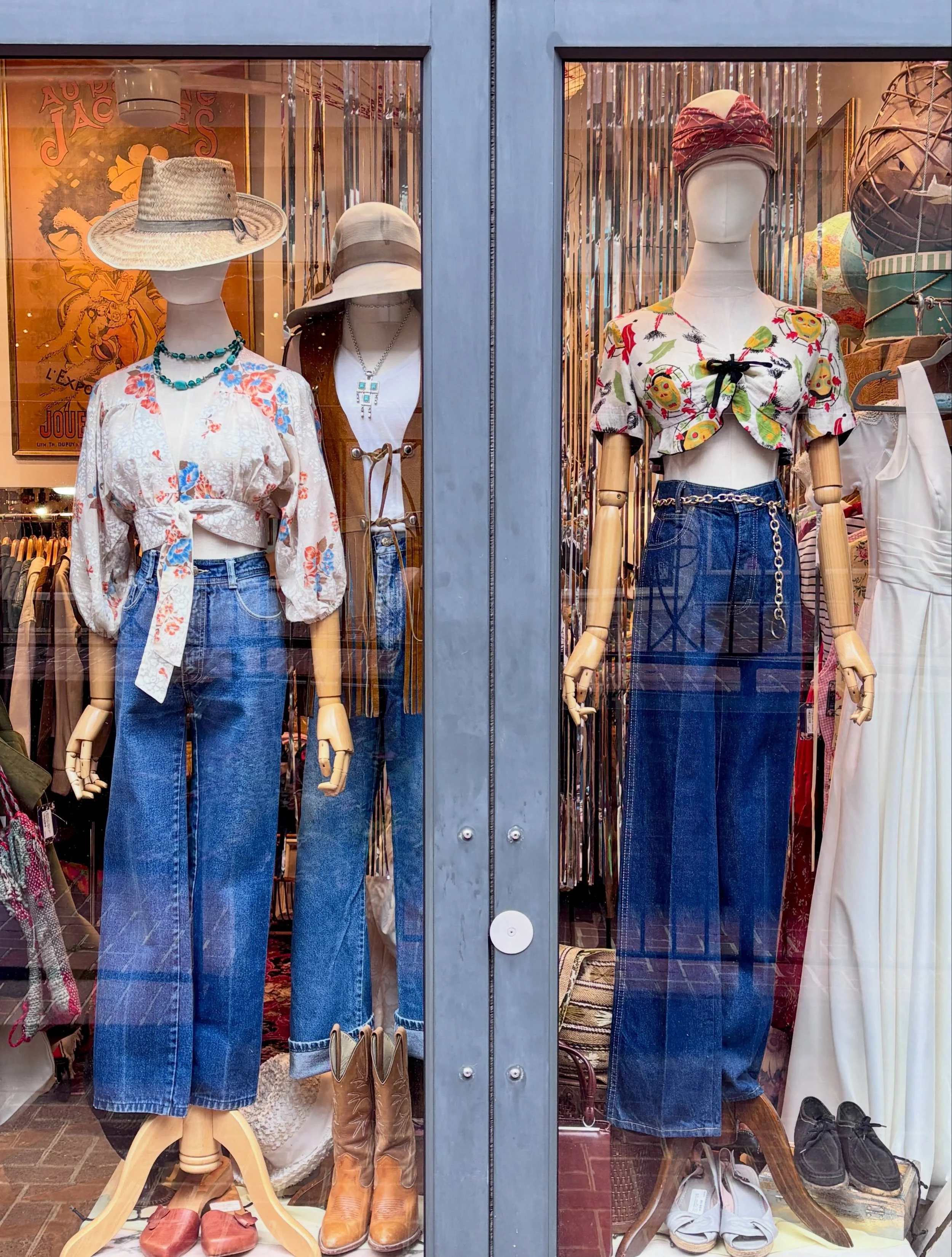 💐🫐👒This Week&rsquo;s Window Refresh!👒🫐💐
..
..
..
..
..
..
..
#truevintage #vintageshopping #vintagewesternwear #vintagedenim #vintagefashion 
Charlottesville Downtown Shopping
True Vintage Shop
Vintage Fashion