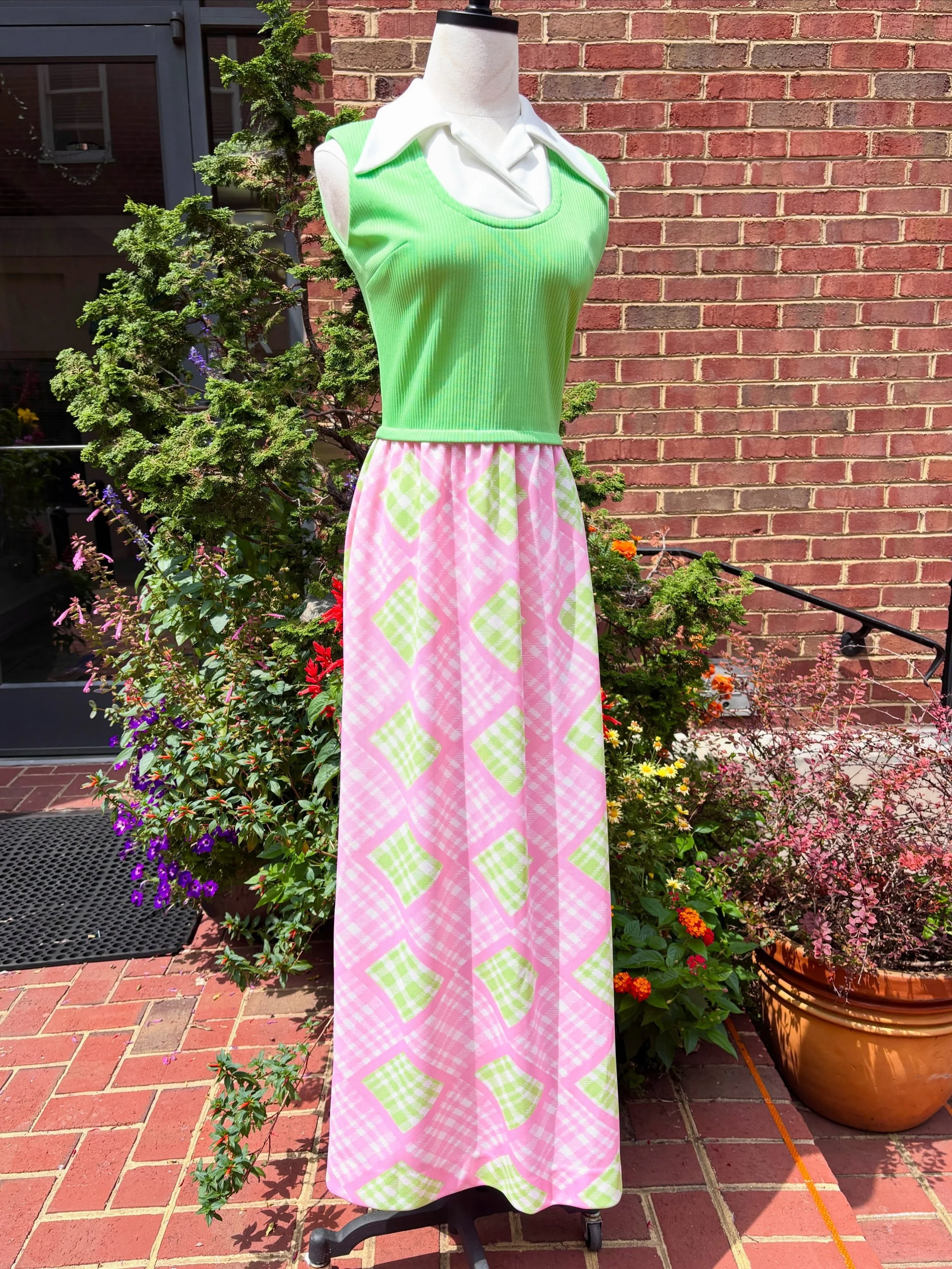 🍋&zwj;🟩🎀🌱Pink and Green Go Well Together! Especially for this 70s Mod Plaid Sleeveless Maxi Dress🍋&zwj;🟩🎀🌱 
..
..
🏷️Size 26.5&rdquo;W 
🏷️ Reduced to $48
..
..
..
#1970s #1970svintage #pinkandgreen #1970sdress #shopvintagesavetheworld 

Char