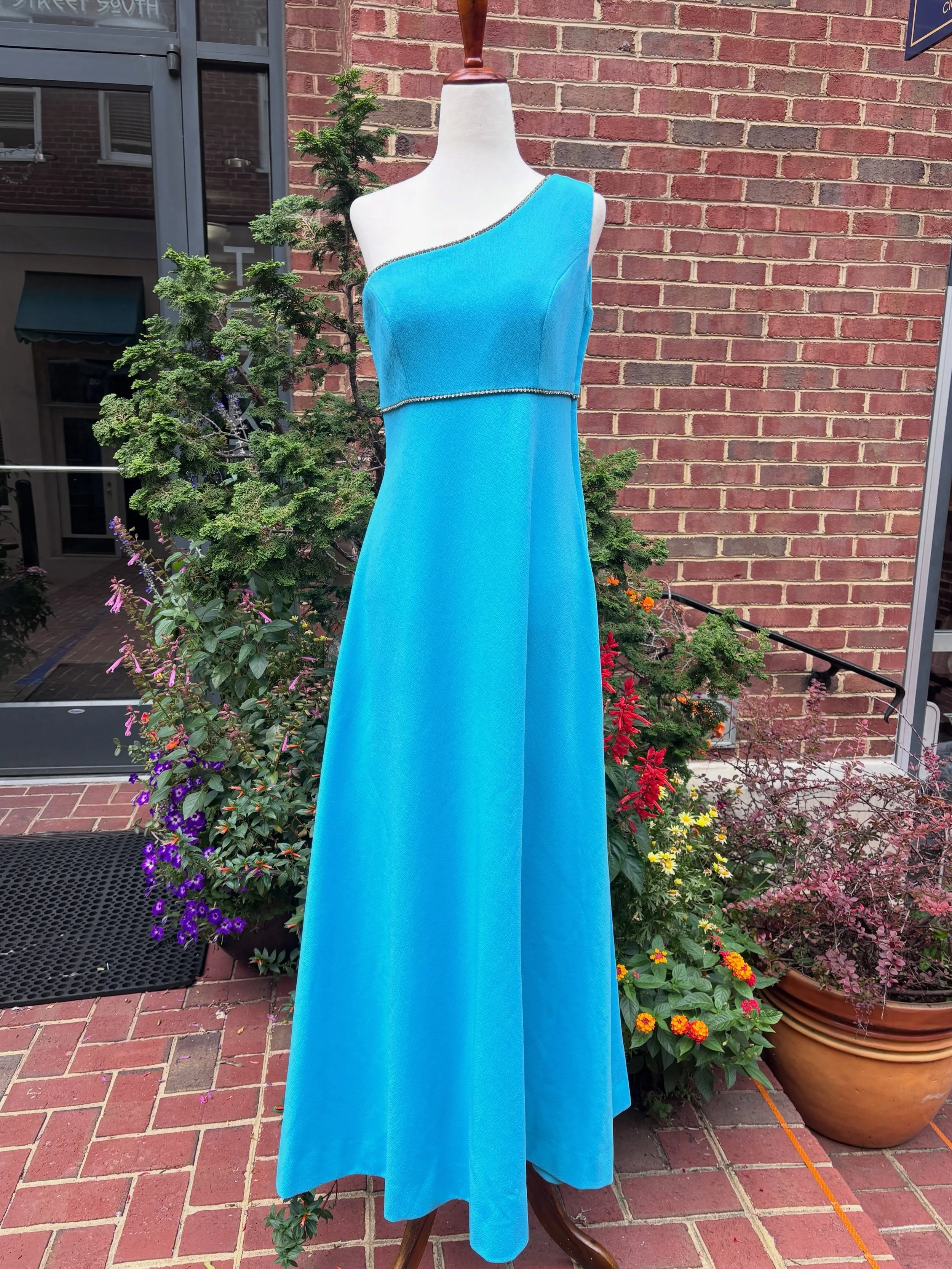🦋🩶Stunning 1970s Turquoise Blue Single Shoulder Empire Waist Gown with a Rhinestone Trim🩶🦋
..
..
🏷️Size: Medium 
🏷️$72
..
..
..
#truevintage #formaldress #1970s #1970sdress #1970sfashion 

Charlottesville Shopping 
Downtown Mall
1970s True Vint