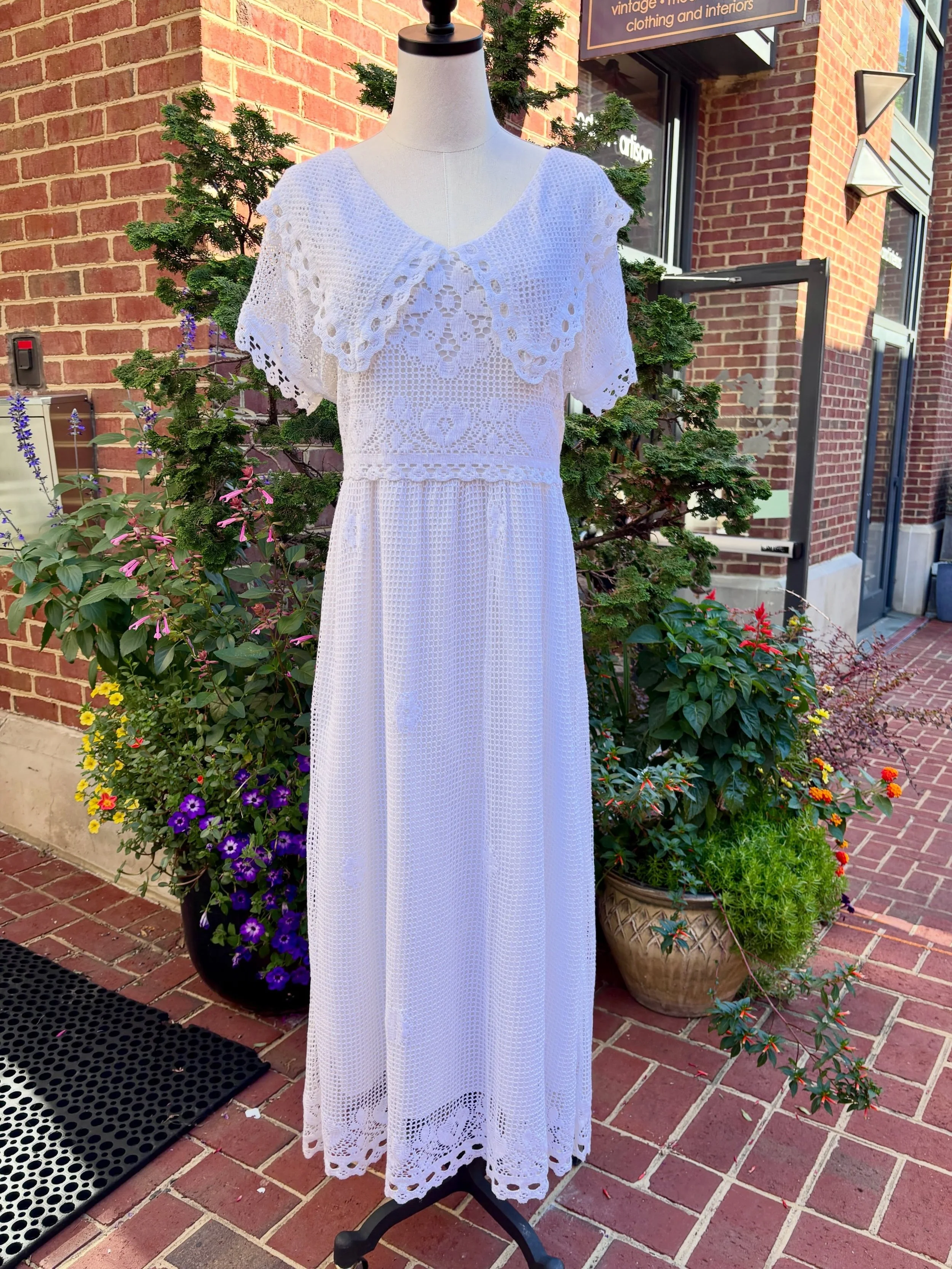 🤍🌸🐰 1980s St. Simon white crochet lace midi dress. Comes with the attached slip below, and the crochet cover. 🐰🌸🤍
..
..
🏷️ Size S/M - $55
..
..
..
..
#vintagedress #crochetdress #lacedress #buyvintagesavetheworld #vintagefashion 
..
..
70s pra