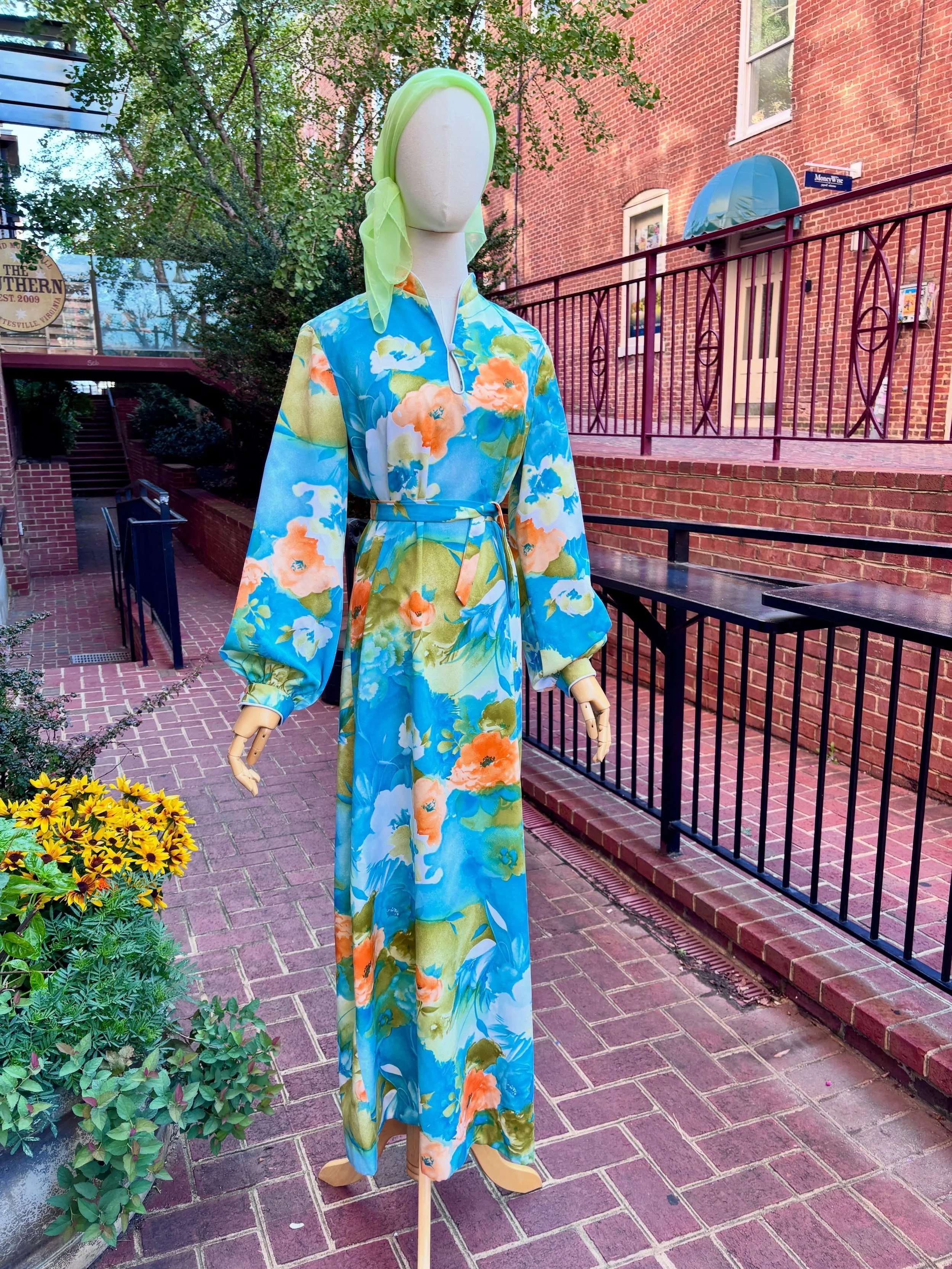 🍐🩵🍊 1970s Designer Tori Richard, Honolulu - Bright Blue and Orange Caftan with Tie Belt!🍊🩵🍐
..
..
🏷️Size: XL 
🏷️ $125
..
..
..
#1970scaftan #1970svintage #truevintage #hawaiian #1970sdress 

Charlottesville Shopping
Downtown Mall 
True Vintag