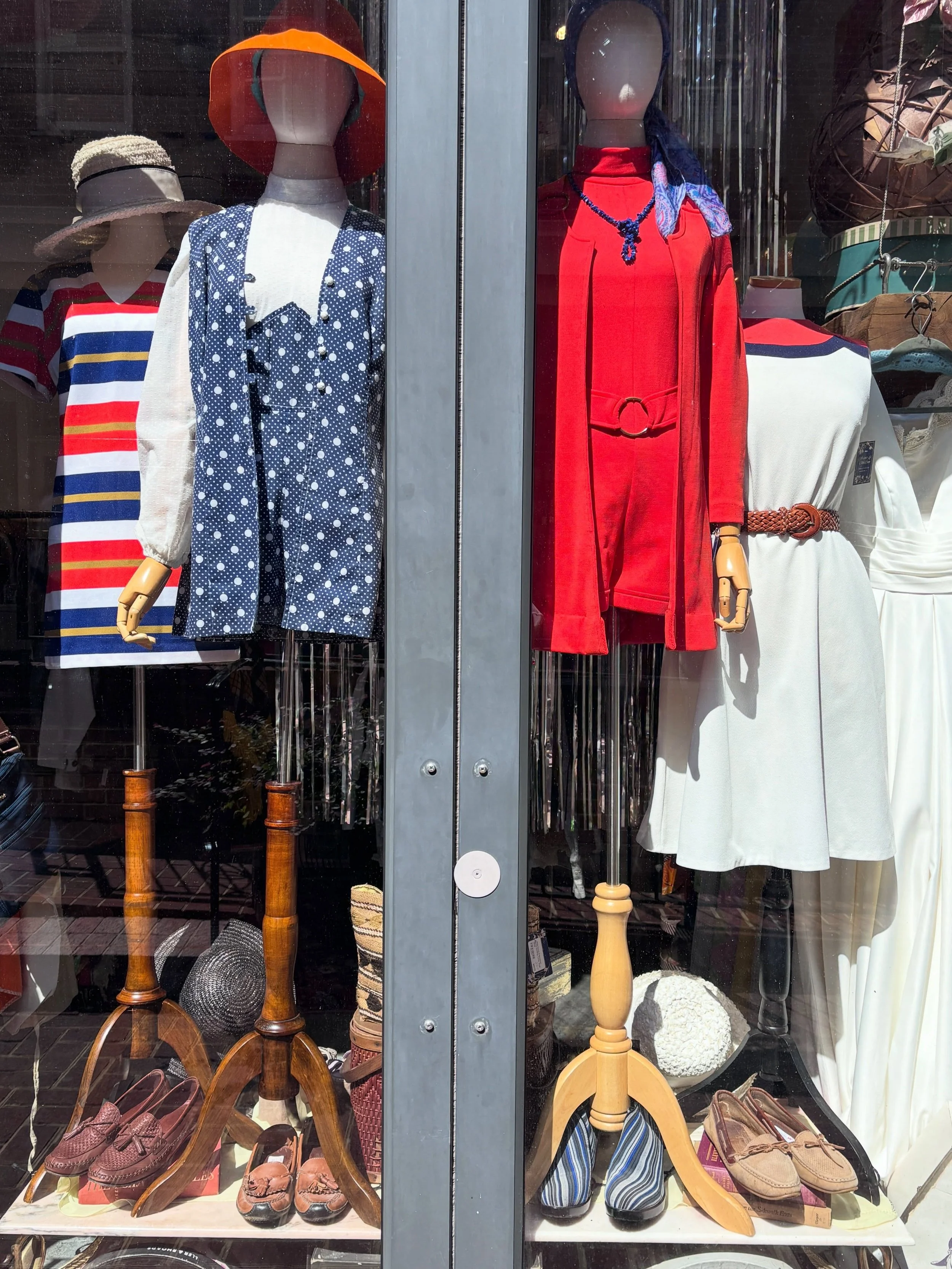 🧡🦋🧡This Week&rsquo;s Window Refresh 🦋🧡🦋
..
..
..
..
#uva #1970s #1970sfashion #truevintage #buyvintage 
Shop vintage clothes 
Charlottesville vintage shop