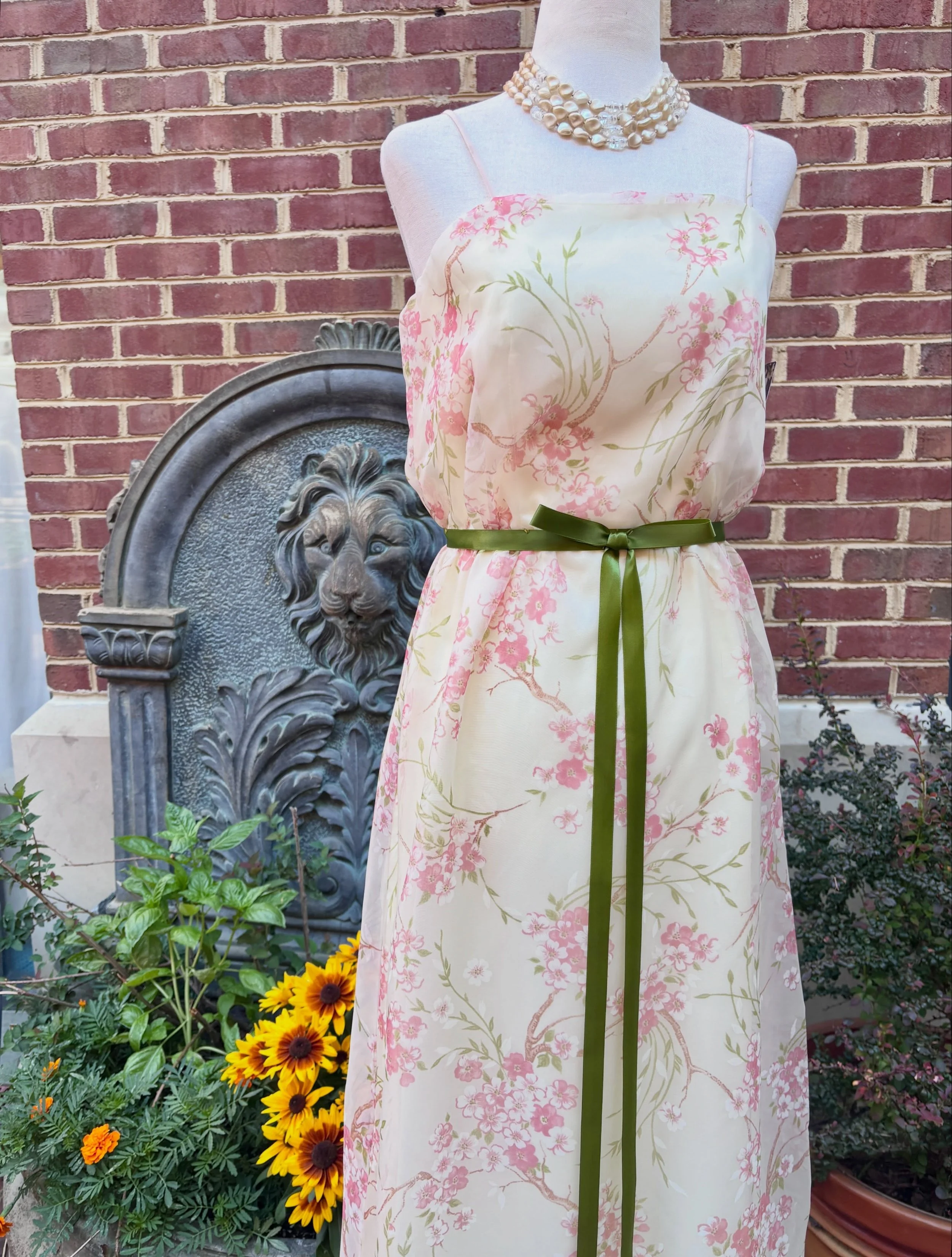 🌸🐢🕊️1970s Pale Yellow with Pink &amp; Green Florals Gown with a Green Ribbon around the Waist🕊️🐢🌸 
..
..
..
🏷️Size 24&rdquo;W $88
..
..
..
..
#1970sdress #1970svintage #truevintage #floraldress #pinkandgreen 
Shops of Charlottesville 
Downtown