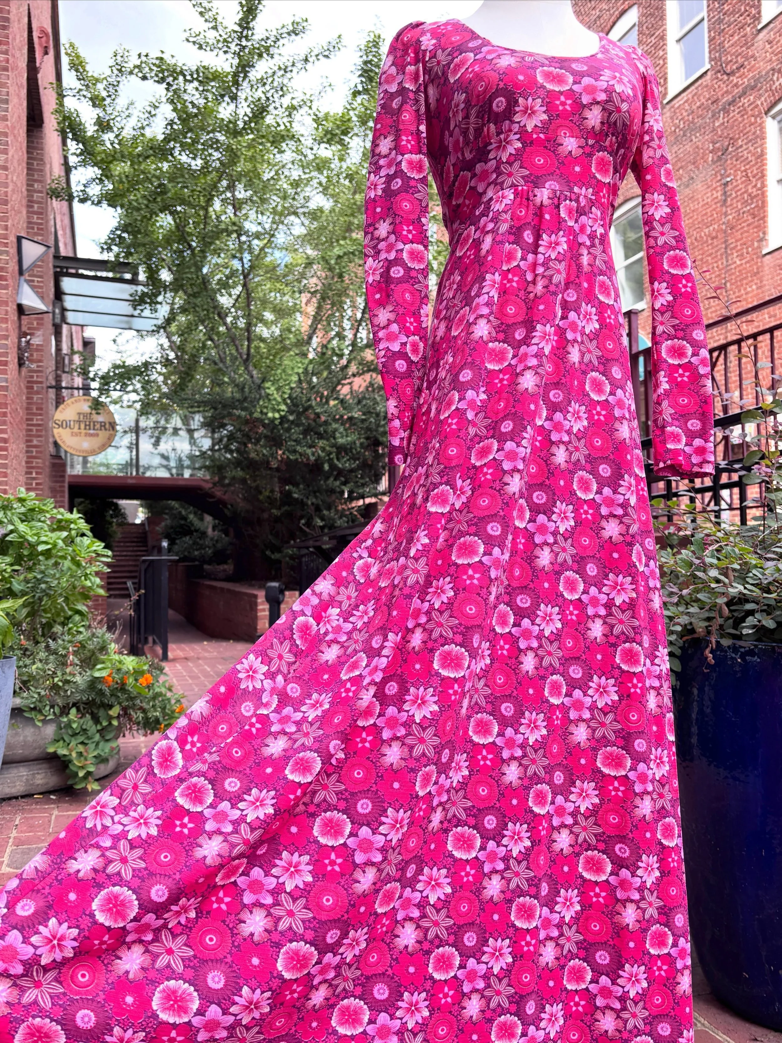 🌺✨Dreamy long sleeve 70s maxi dress 🪷 🌺 🪷Deep magenta and pink florals give a pop of color for fall. Easily dressed up for a wedding event or date night, or style more casual for a day dress! ✨🌺
..
🏷️ 25&rdquo; / $69 
📫$8 shipped 
..
..
..
..
