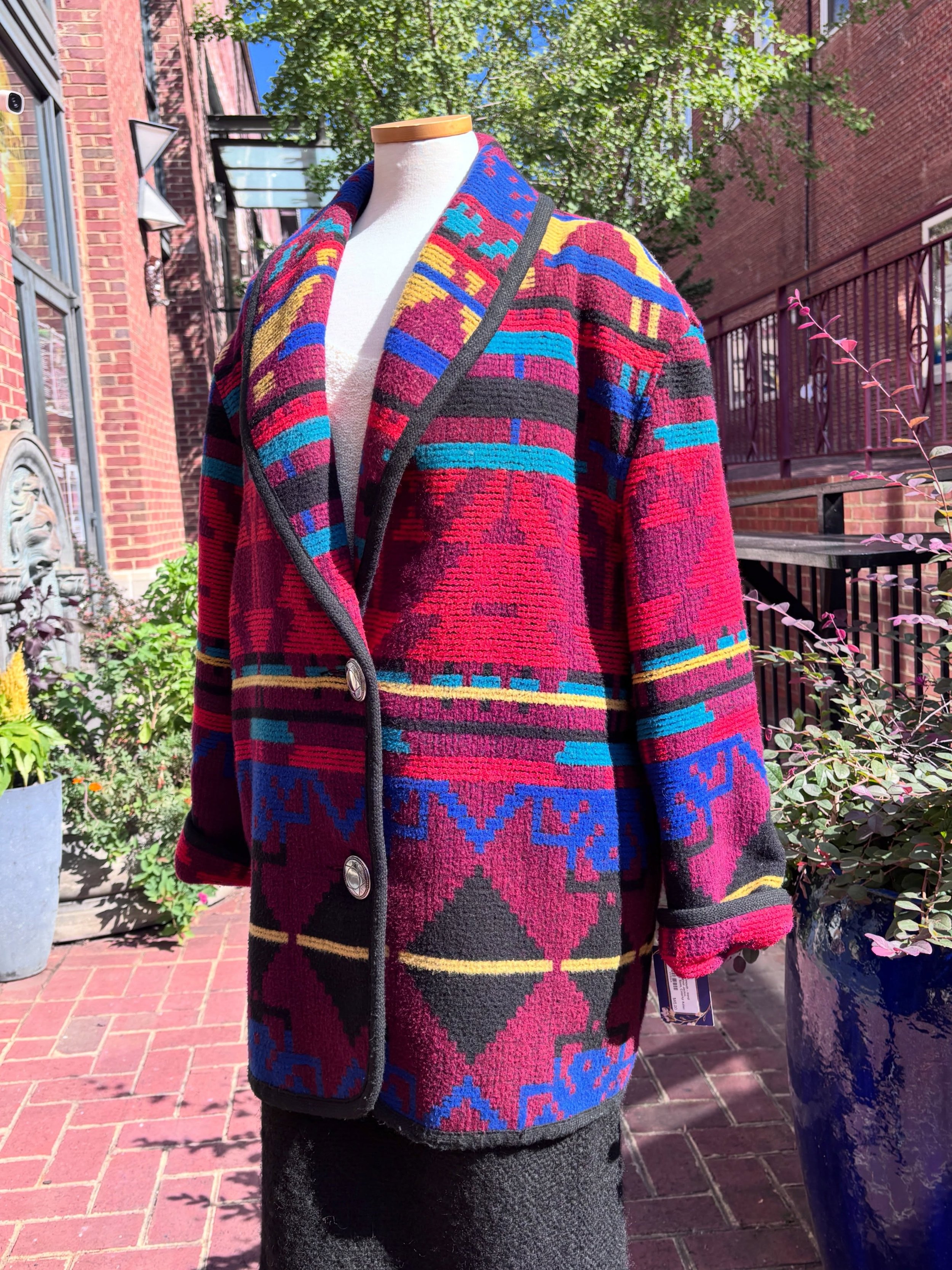 🦋🏜️1980s Southwestern Style Hand Loomed Wool Jacket
🏜️🍁Lapel collar &amp; silver etched buttons, hip pockets. 🌻🦋Gorgeous colorful woven wool, trimmed in black, it&rsquo;s so good! &hearts;️🍁
..
🏷️ Large. XL / $85 
📫$12 shipped 
..
..
..
..
#