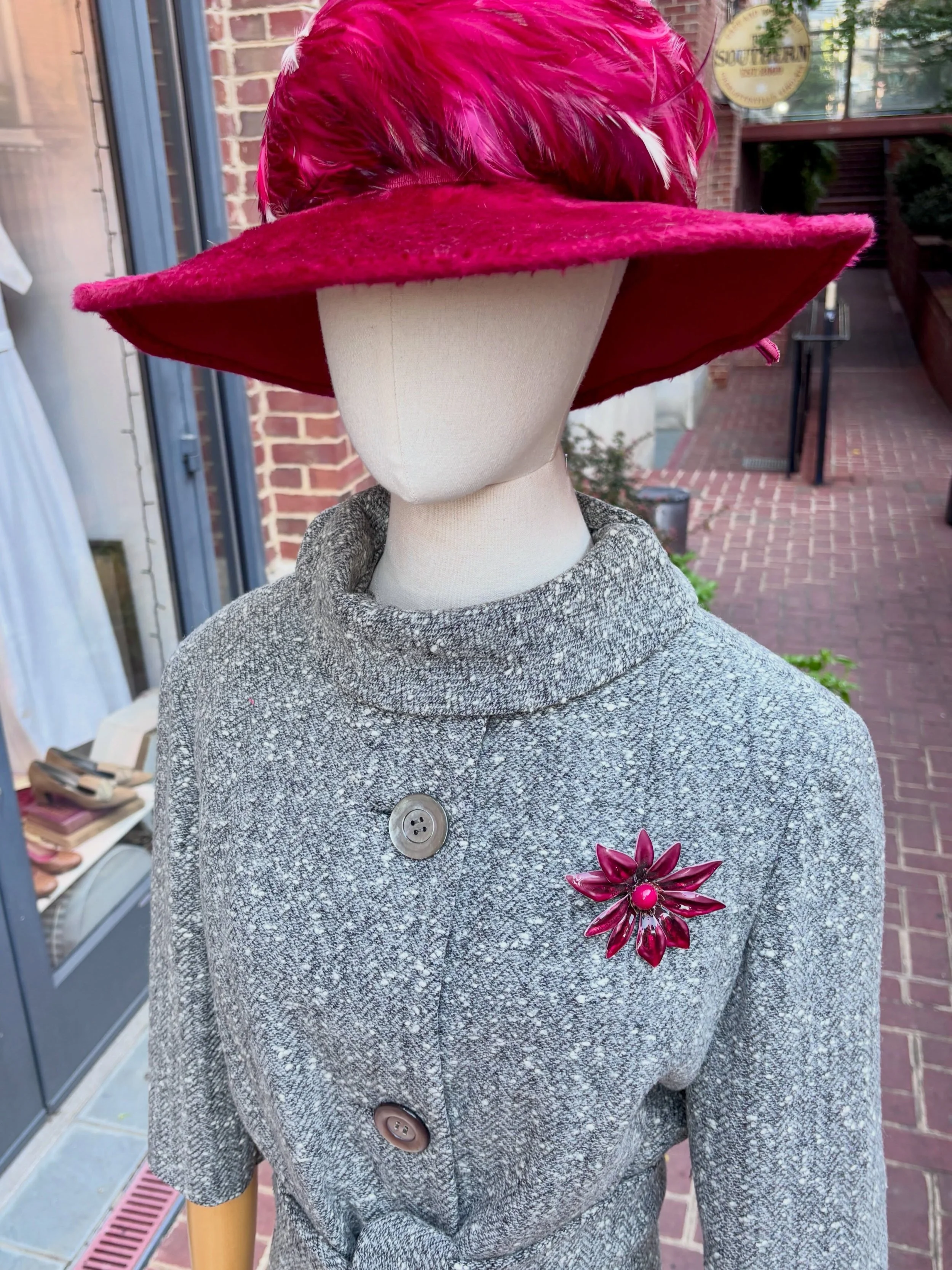 🌺🍸 Early 1950s De Pinna gray wool tweed dress &amp; jacket set 🍸🍂🍸 Beautifully tailored and such a chic and smart set. 🌺🍸
..
Both pieces look great styled separately, love them with a pop of color. We styled with a simple 60s brooch and a 1950
