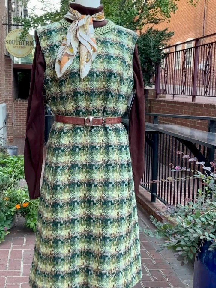 🍁🪴✨The most adorable 1960s tweed jumper or sheath dress with slit pockets! Wear simple or pile on the accessories, it&rsquo;s so good! Love this green for fall 🍁🍸✨
..
🏷️ 27&rdquo; ish waist 🪴$75
..
..
..
..
..
#1960s #1970s #fallvintage #vintag