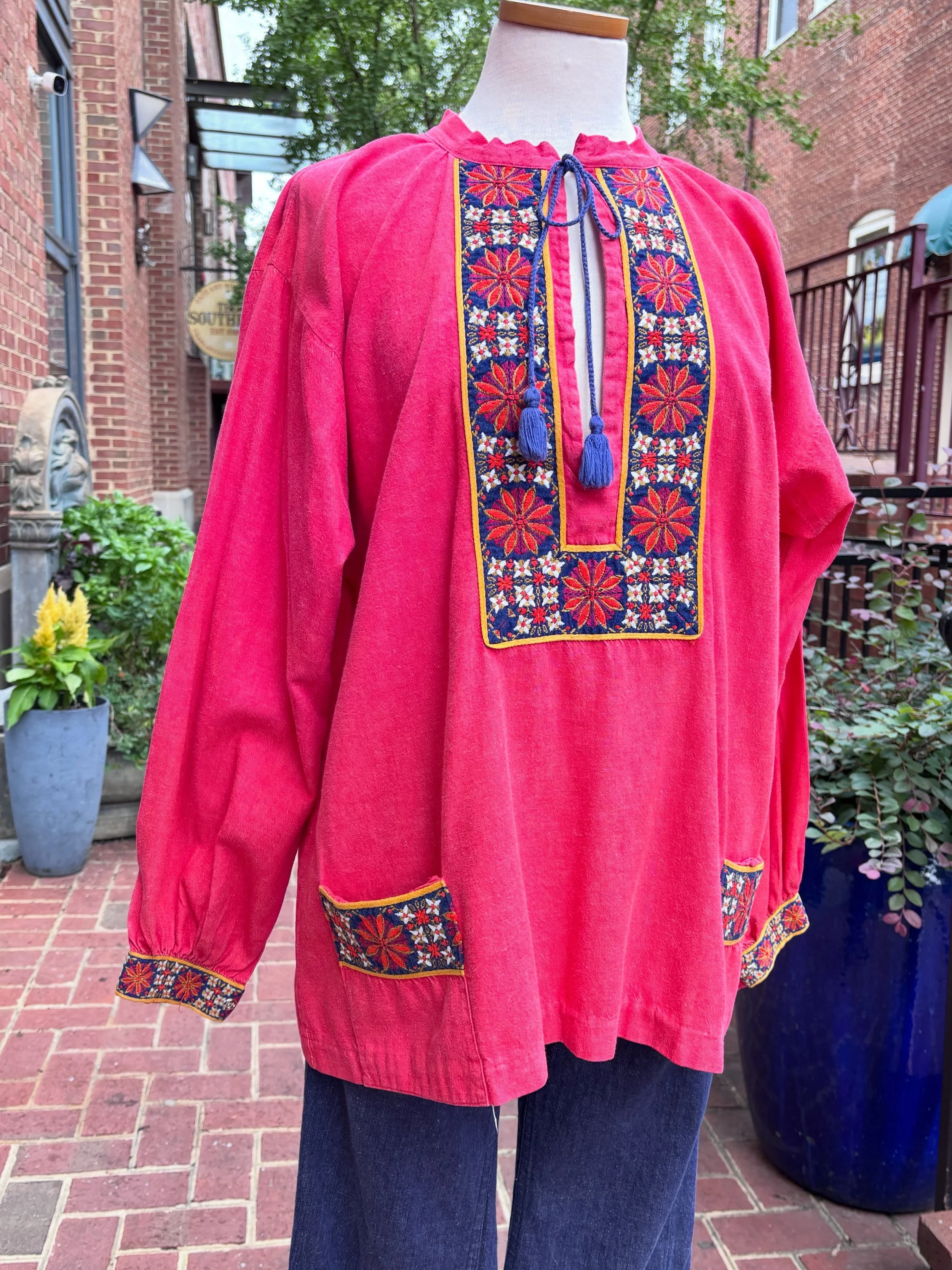 👖🌺1970s Deep pink-red cotton alpine folk top, 70s peasant blouse 🌼 Embroidered tapestry trim with small front pockets and tassel tie 🌺👖
..
🏷️ Large 🌺 $88 
📫$7 shipped 
..
..
..
..
#hippietop #1960s #1970s #vintagepeasantblouse #peasanttop 
Ch