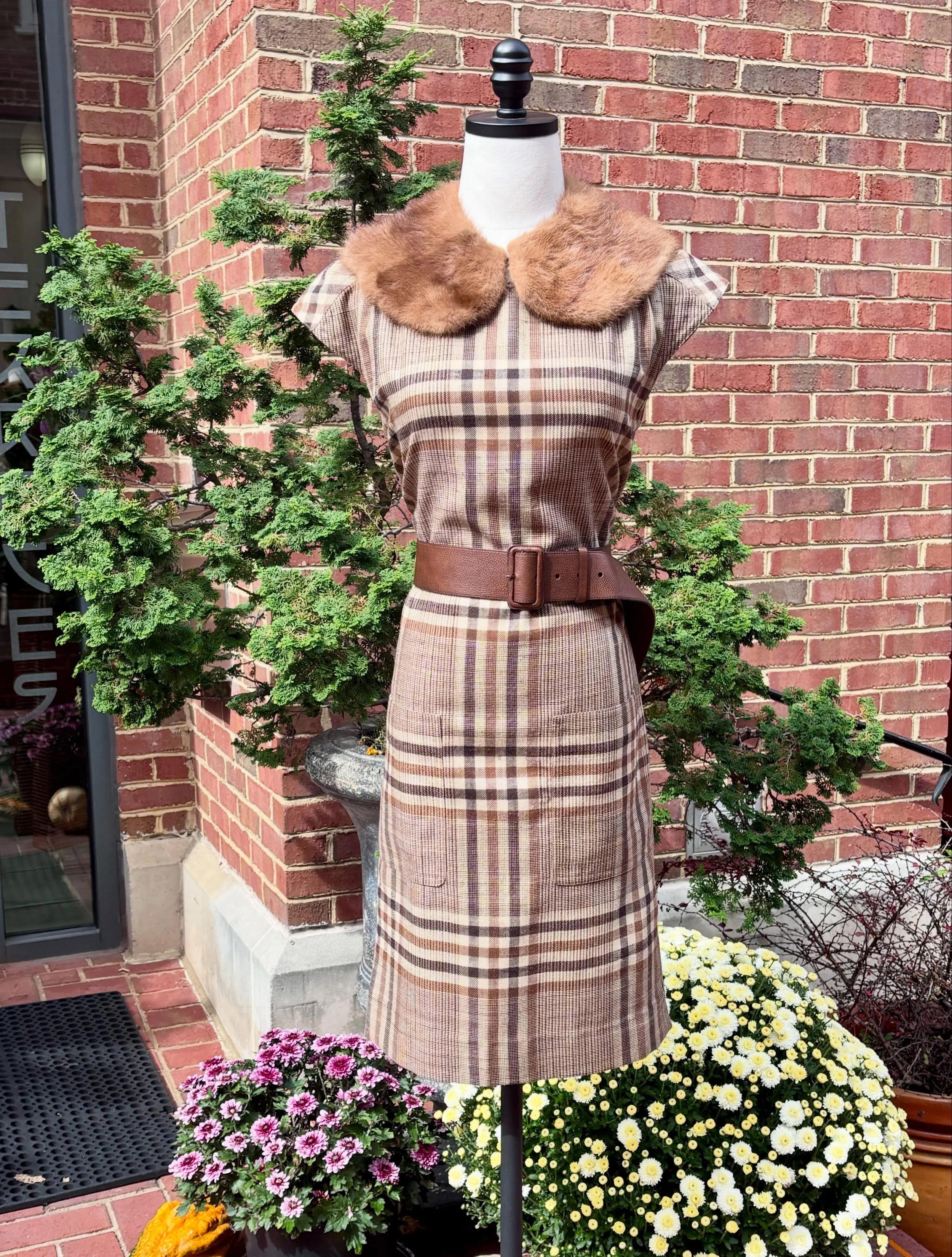 🐻🍂🤎It&rsquo;s Officially Fall and this 1990s Valentino Boutique Checkered Dress is the Perfect Transition Piece for the Season! 🤎🍂🐻

🍁🍄&zwj;🟫I styled it with a Classic 90s Prada Belt and a 1940s Mink Fur Collar. Lastly, a 70s Wool Tweed Coat