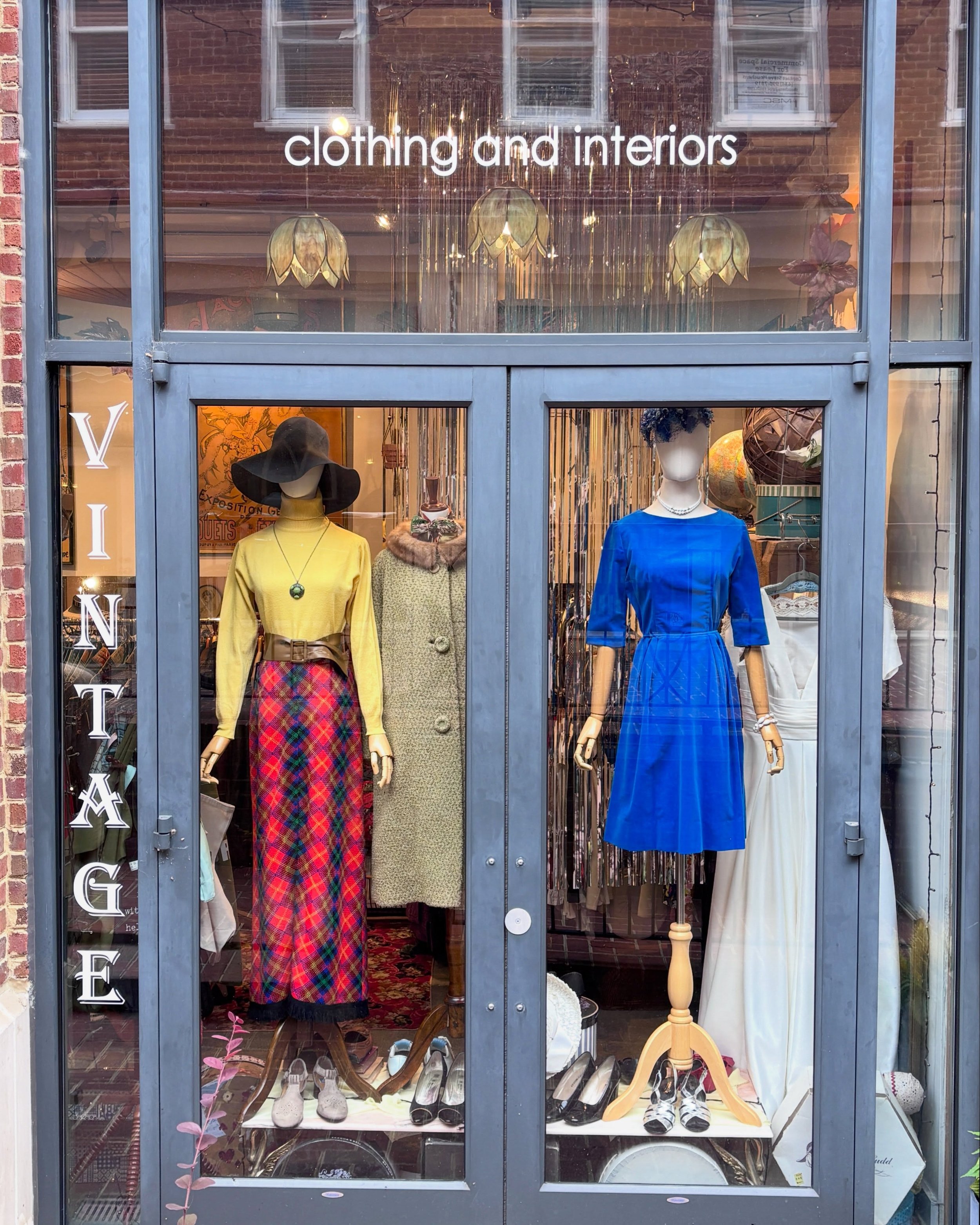🍂💙✨ This Week&rsquo;s Window Refresh ✨💙🍂

#vintageshop #vintagefashion #charlottesville #shopvintage #vintagedress