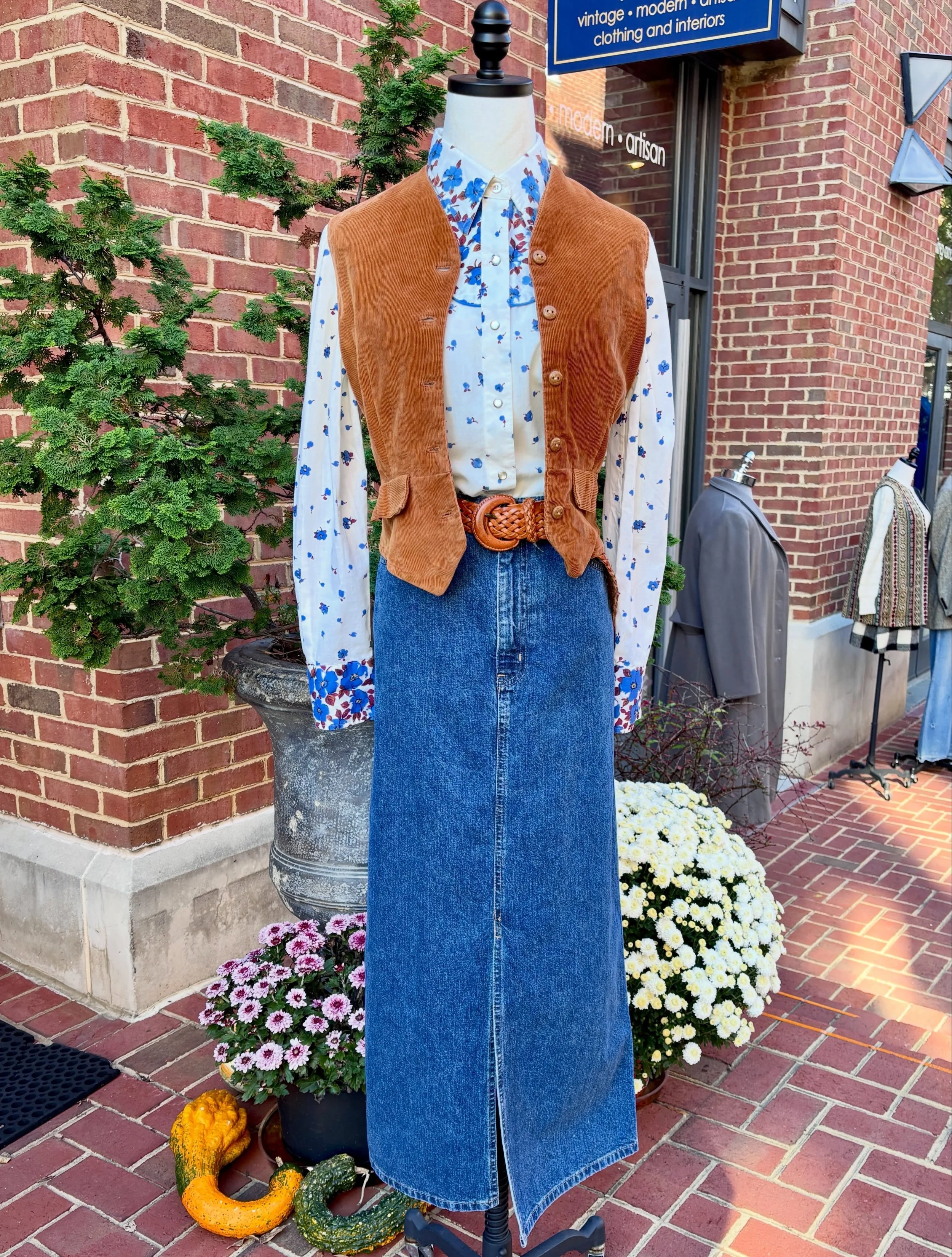 🫐🍂🪻For this Fall Vintage Look we Paired a 1990s Maxi Jean Skirt with a 1980s Western Snap Button Shirt and a 1940s Vest! 🪻🍂🫐 
..
..
..
..
🏷️ 1940s Debonair - Rust Brown Cotton Corduroy Waistcoat Vest - sz S $48
🏷️1990s Eddie Bauer - Dark Wash