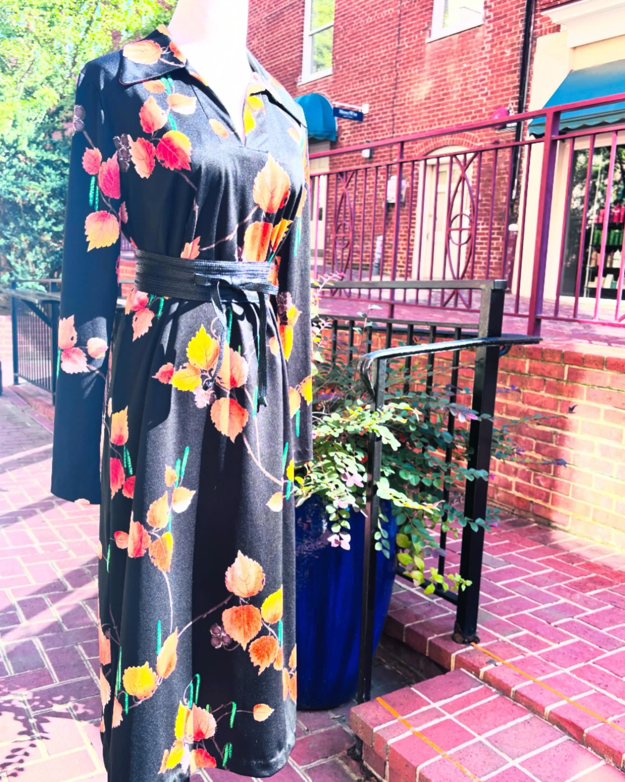 🍁The perfect 1970s autumn dress🍁 🐍🍁Soft poly that feels silky and slinky with a zipper closure up the back. Belt to cinch the waist or wear loose and comfy 🍁
..
🏷️ Medium / $38 
📫$7 shipped 
..
..
..
..
#1970s #truevintage #witchywoman #thanks