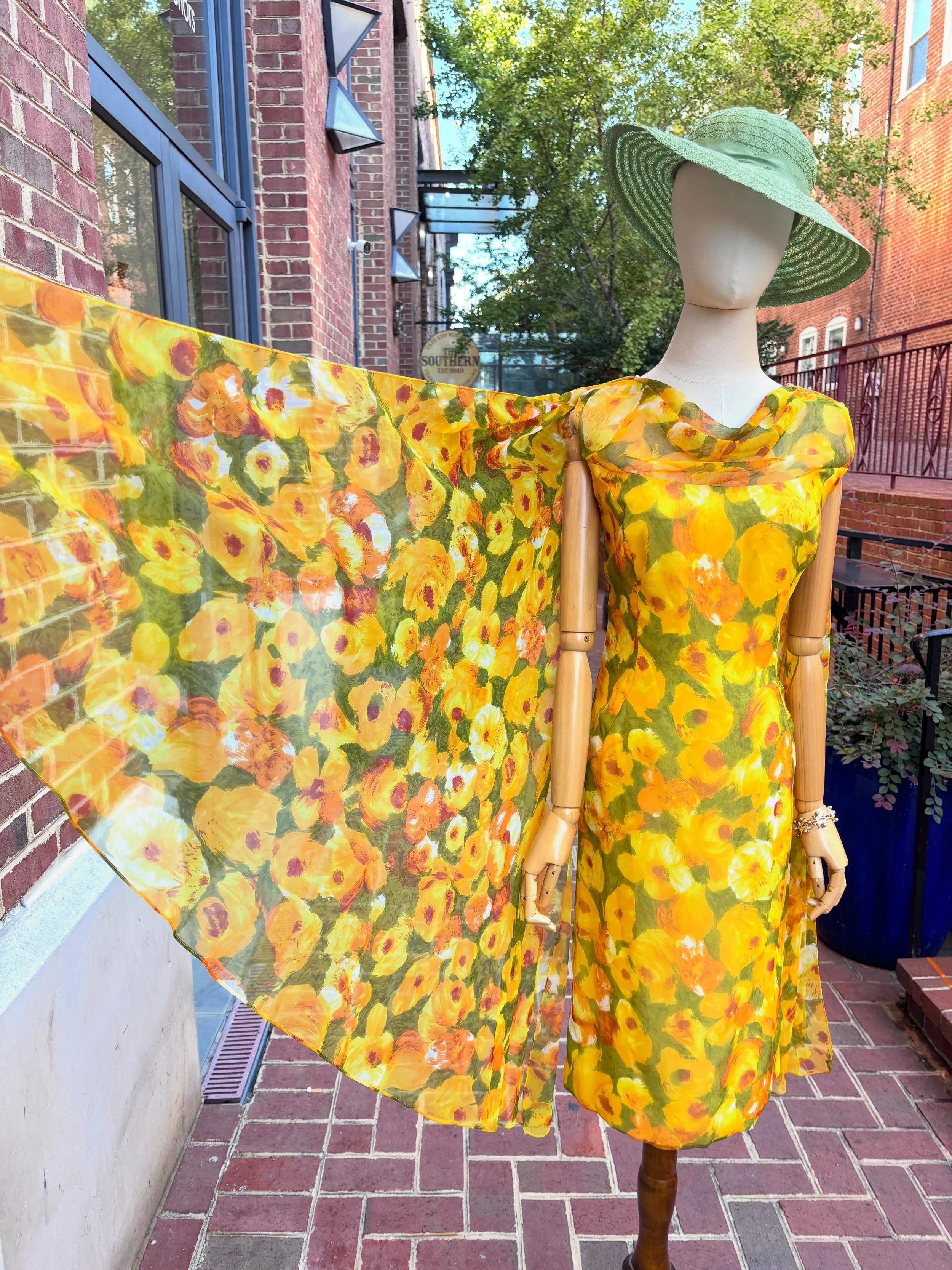 🥂🌼🐍🥂1960s Autumn floral chiffon party dress with crazy fun scarves training of the shoulders &hearts;️ She&rsquo;s comparable to a modern 8/10ish, so the back is pinned in back. There&rsquo;s a zip closure with a sweet little bow. 🥂🐍🌼🥂 
..
🏷