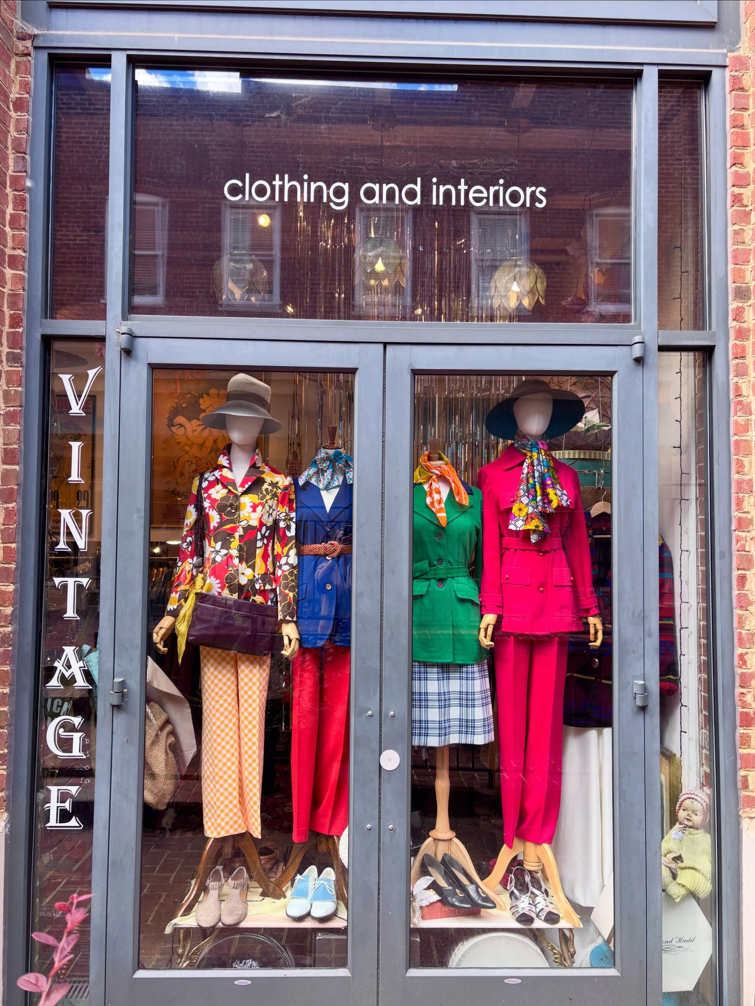 👜🍸&hearts;️This Weeks Window Refresh &hearts;️🍸👜
..
..
..
#vintageshop #vintageforsale #buyvintage #1970s #vintageclothing 
Charlottesville vintage shop