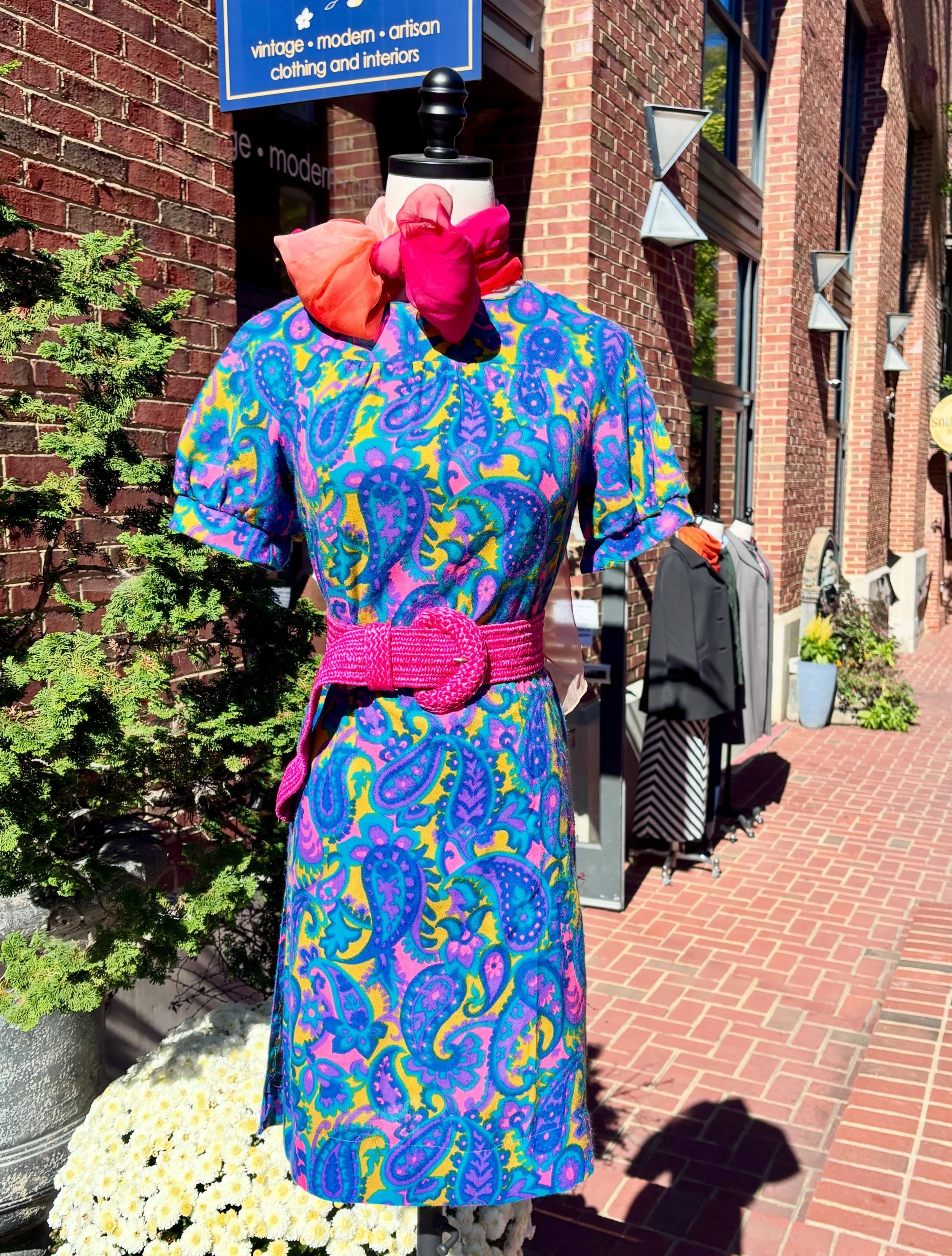 💐🍊🪁1960s Mod Dresses will Always be Fun and Fabulous!🪁🍊💐
..
..
🏷️ 1960s Shades of Blue and Hot Pink Paisley Mini Mod Dress, Short Poof Sleeve - 30&rdquo;W $45
🏷️1980s Hot Pink Woven Straw Belt w. Woven Belt Buckle $15
🏷️ Long Chiffon Oblong 