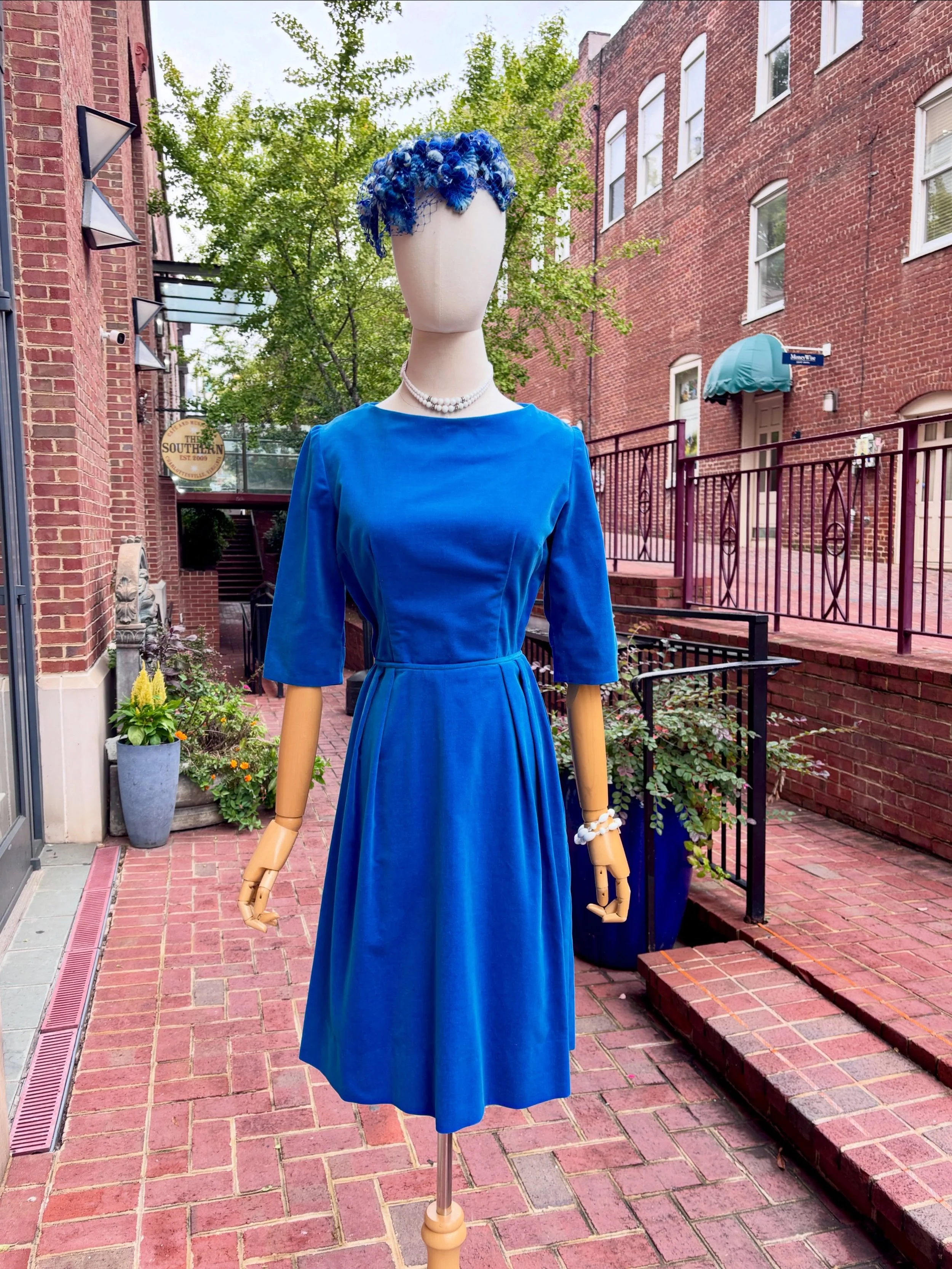 💙❄️🫐1950s Blue Velvet Cinch Waist Party Dress w. Three Quarter Sleeve🫐❄️💙
..
❄️She would be a lovely Christmas party dress for this holiday season!❄️
..
..
🏷️ 24/25&rdquo;W $89
..
..
..
..
#1950sfashion #bluevelvet #1950sdress #holidayfashion #t