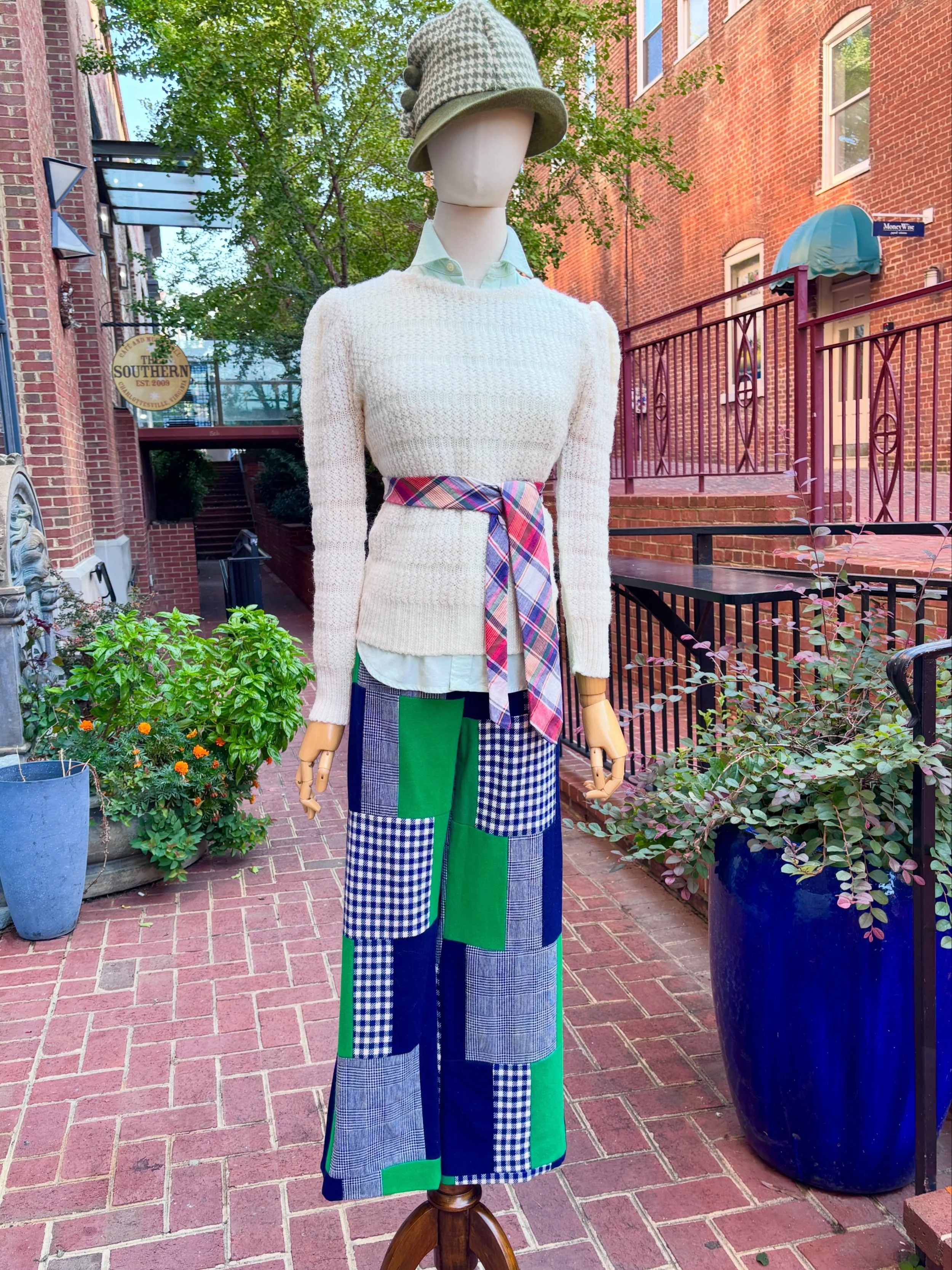 💙🌲In classic Mr Hank style, the signature patchwork design🌲💙 Mr Hank was a popular 70s label, usually prairie skirts and dresses, finding Mr Hank pants is quite rare. These are wool with cotton lining, and fabulous!❤️ 
..
🏷️ waist measures appro