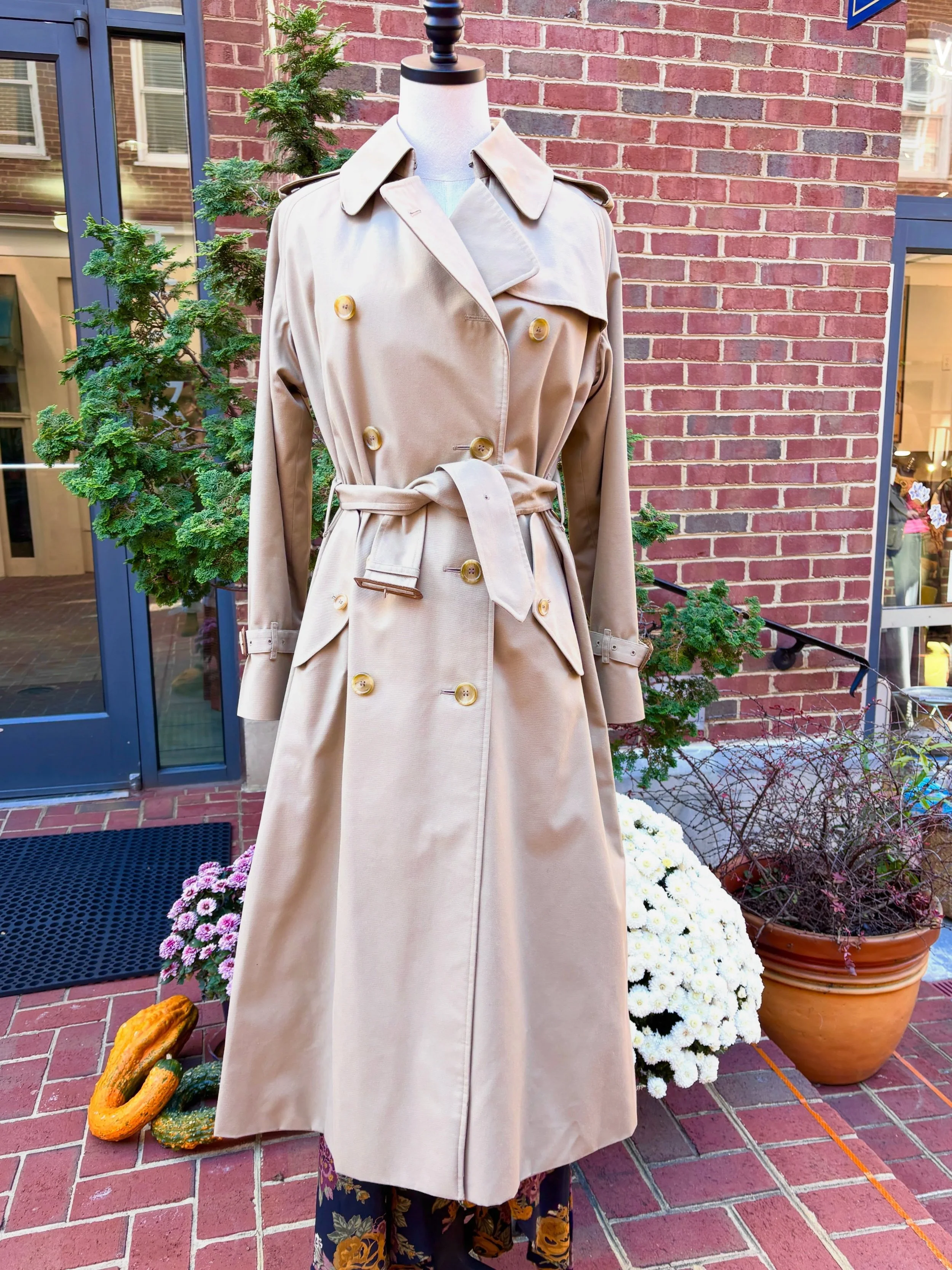 🍁🥂👜Gorgeous early 1990s Burberrys classic trench with signature lining 🍁🥂 Removable wool lining and collar included 👜🍁 Union Made and in beautiful condition &hearts;️👜
..
🏷️ Sold before I could get proper pictures! 
..
..
..
..
..
#burberry 