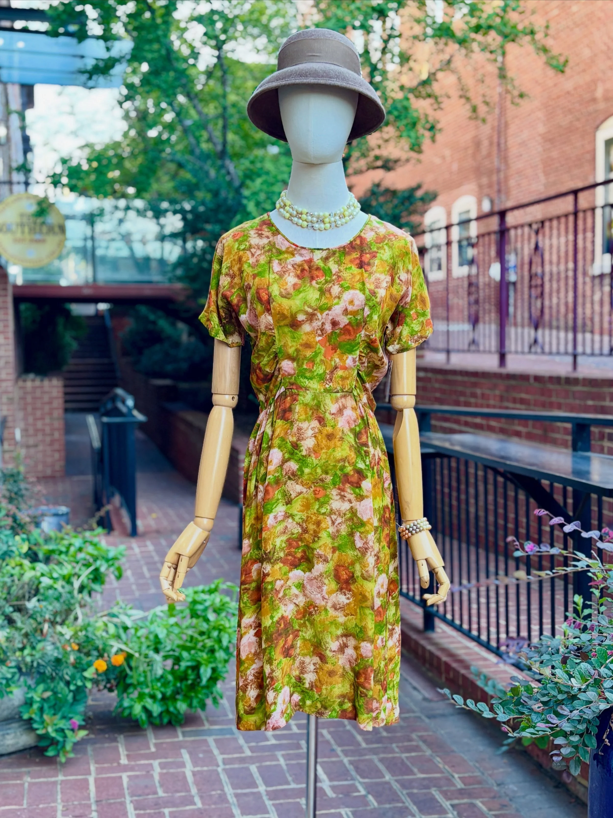 🌼🧡The prefect fall frock! 🌼🧡🌳1950s/60s silk autumnal watercolor florals, with detailed tailoring to flatter🧡🌼
..
🏷️ 24&rdquo; / $55
📫 $8 shipped
..
..
..
..
#vintagedress #vintageshop #vintagefashion 
#truevintage #1960s 
Charlottesville vin