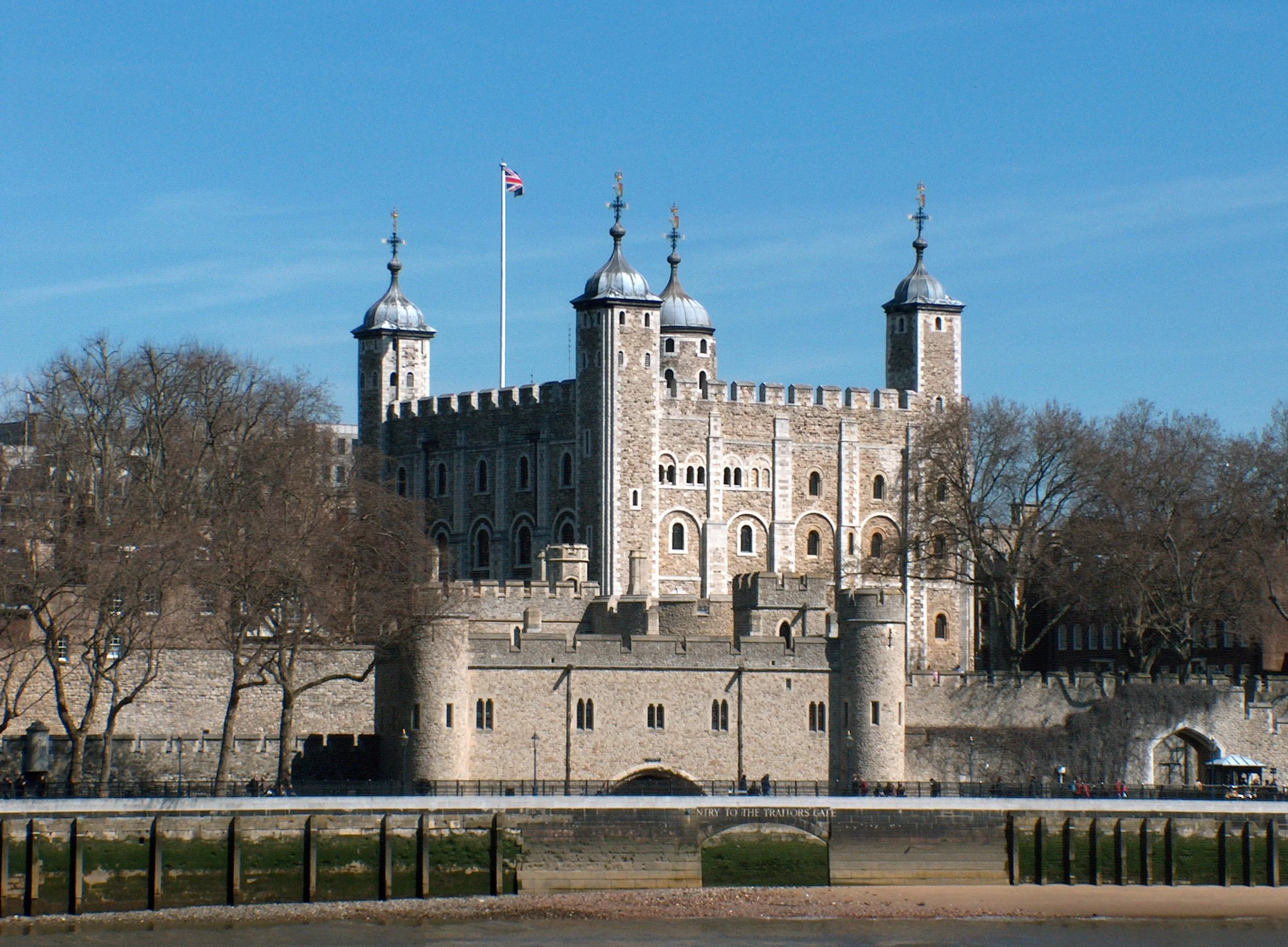Tower_of_London,_April_2006.jpg
