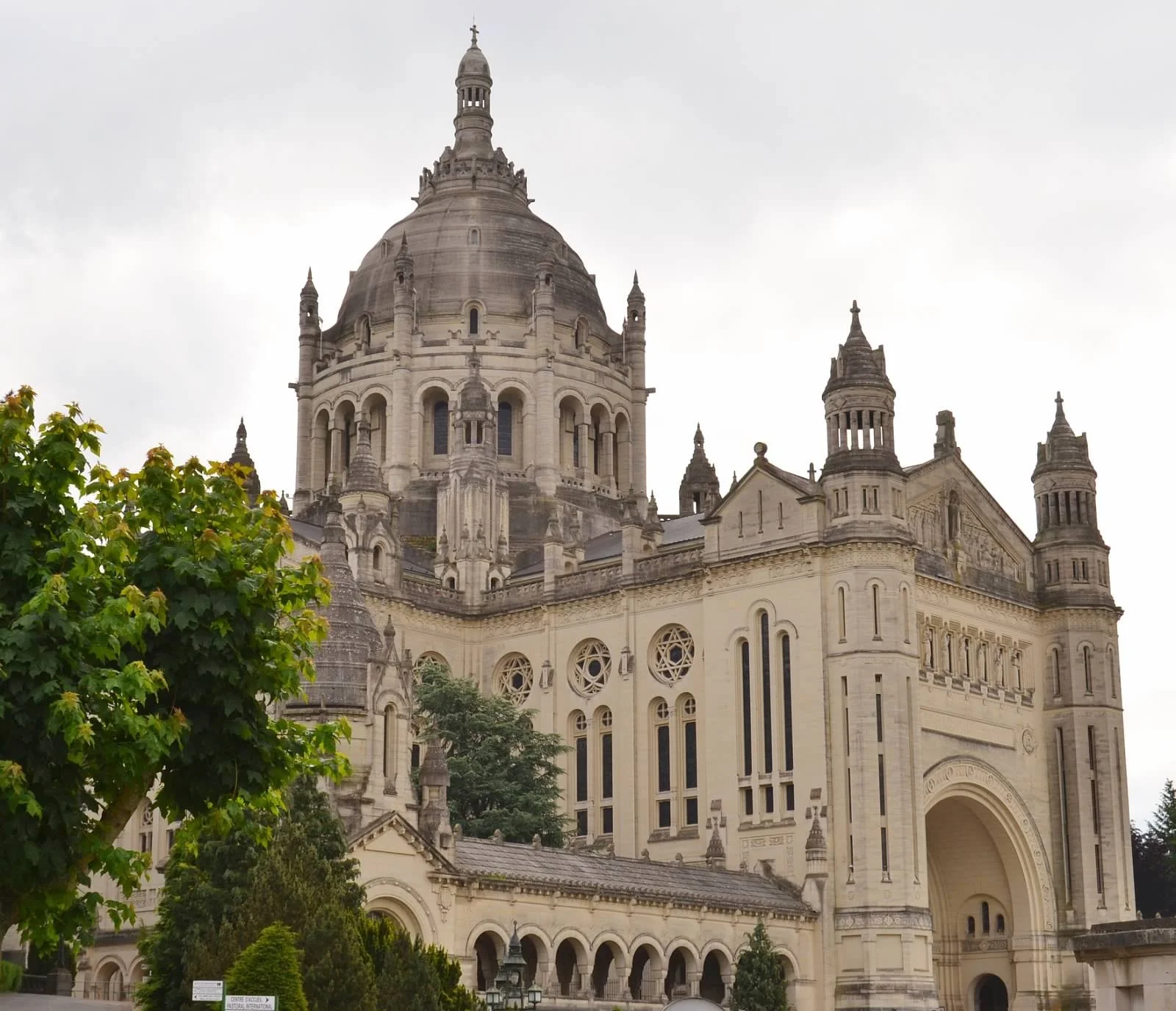 Lisieux. Basilica 5. AMendes 2014.JPG