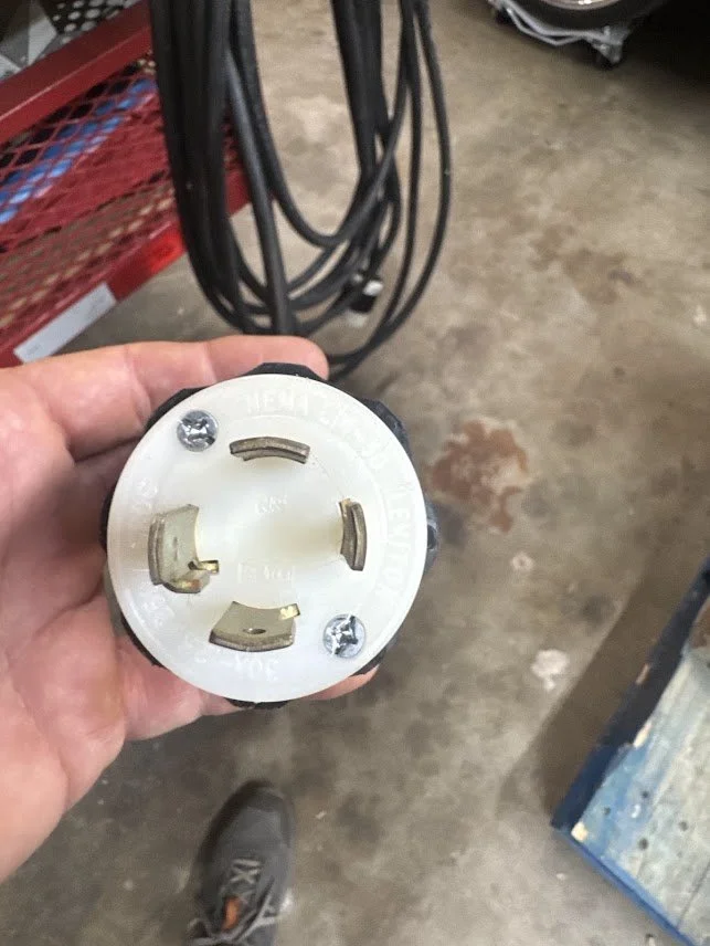 PLUG 220 3.jpg