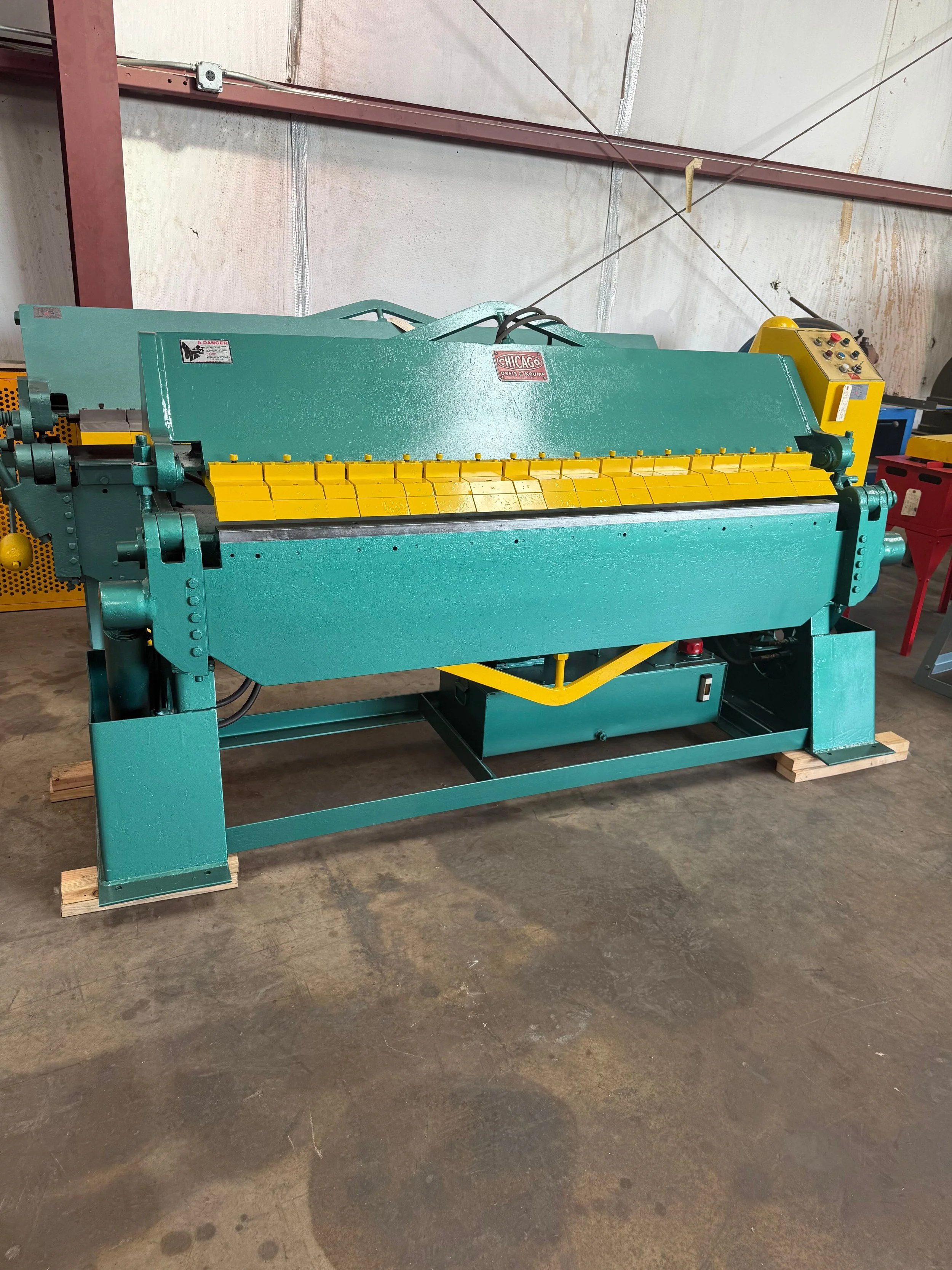 Upgrade your shop with the used Chicago 6ft 12ga hydraulic box and pan brake. It’s efficient, sturdy, and ready to tackle your toughest bending tasks.