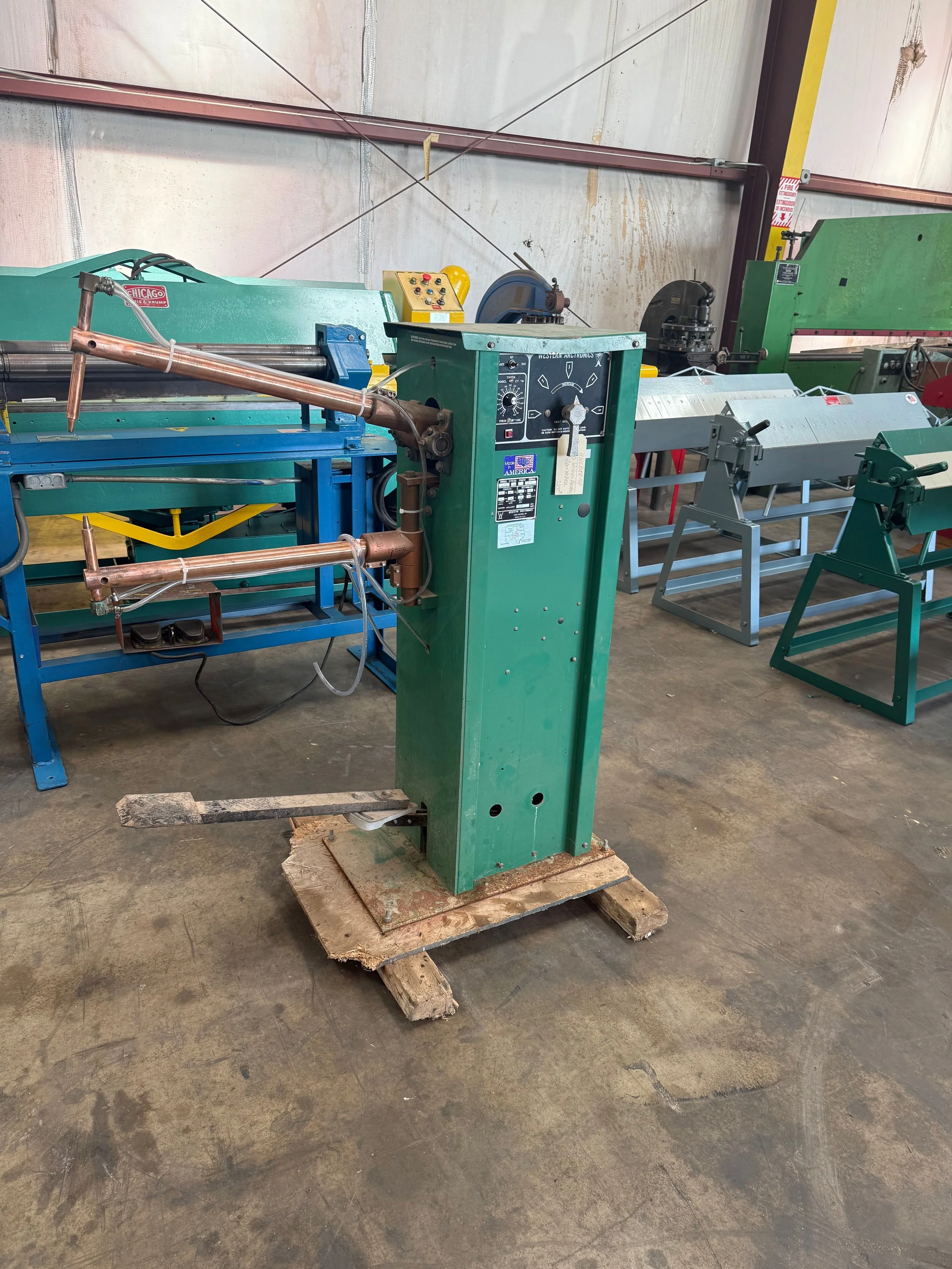 Discover the power of the USED WESTERN ARC 10 KVA Spotwelder! This manual foot pedal model offers precision and control for all your welding needs.