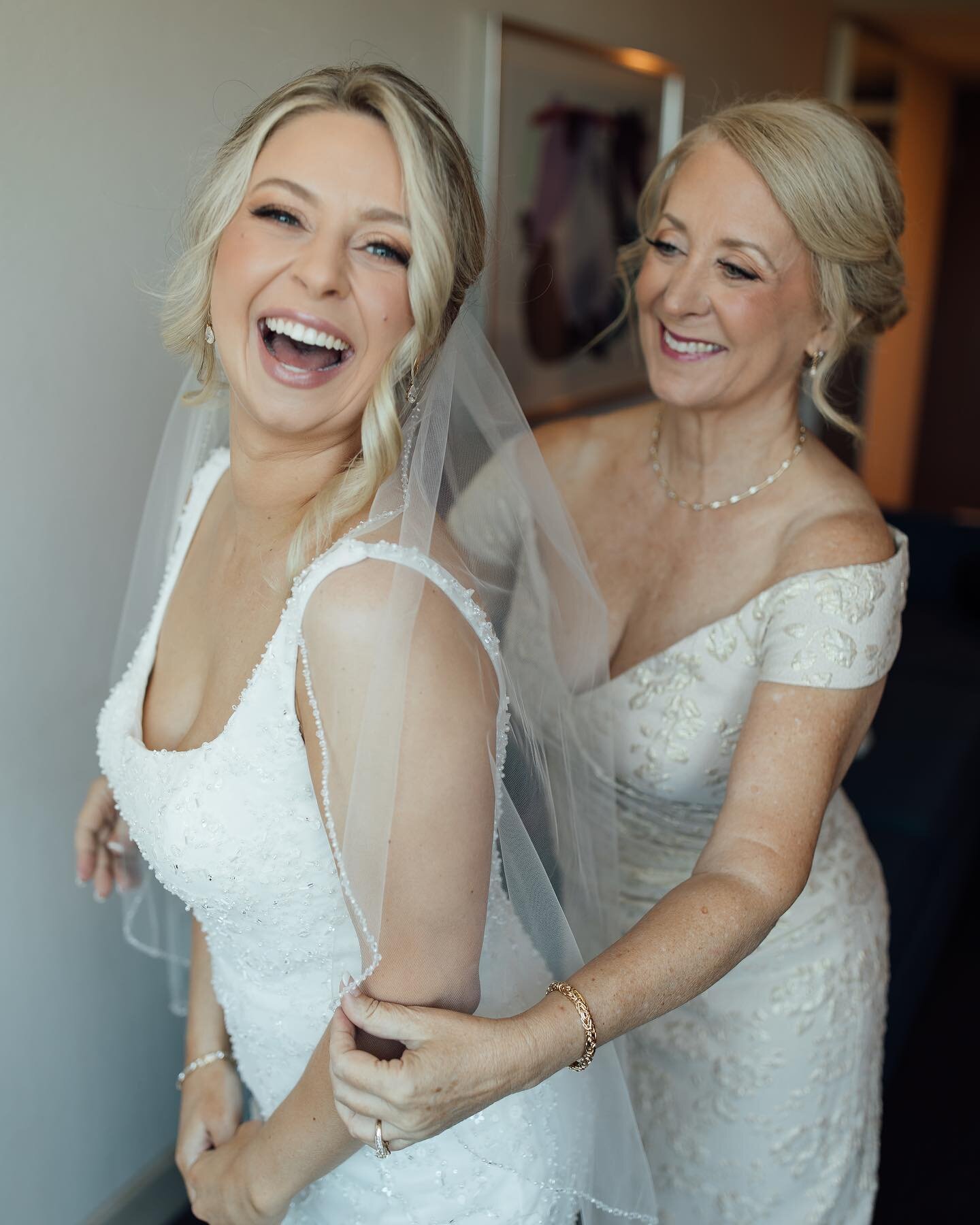 A happy bride is a beautiful bride 😍

Also can we appreciate how GORGEOUS her mama is too!!!?!!?

As much as I am loving this break from weddings I am also ITCHING to get back into it and celebrating my couples!!! 

#couples #engagement #love #photo
