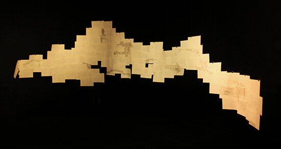  220x450 cm  La suma y sobreposición del papel en Montañas, configuran la sensación de apilamiento. Un papel detrás de otro, un papel encima de otro, un papel al lado del otro; el principio de construcción en bloque. 