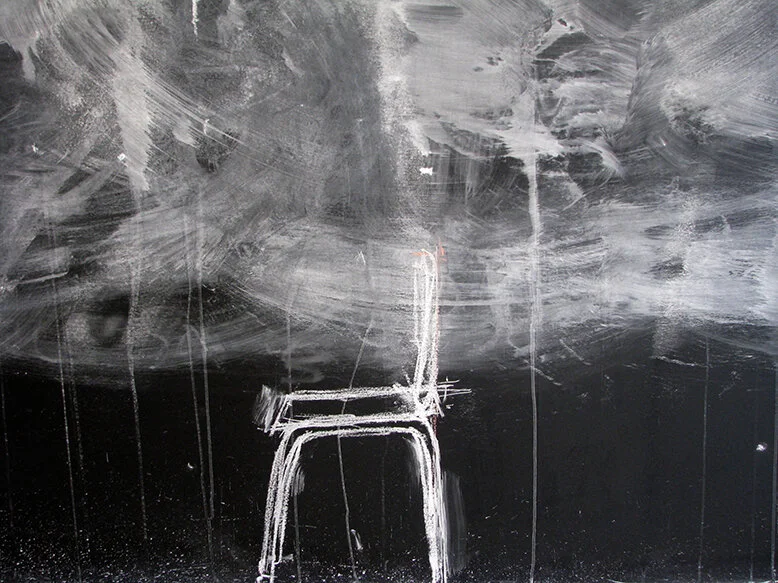  En Cien sillas se arremete de manera directa contra la idea tradicionalmente establecida de orden.  Una vez problematizada y subvertida la línea recta, el perfecto tejido de líneas perpendiculares que disponen los pupitres de un salón de clase se de