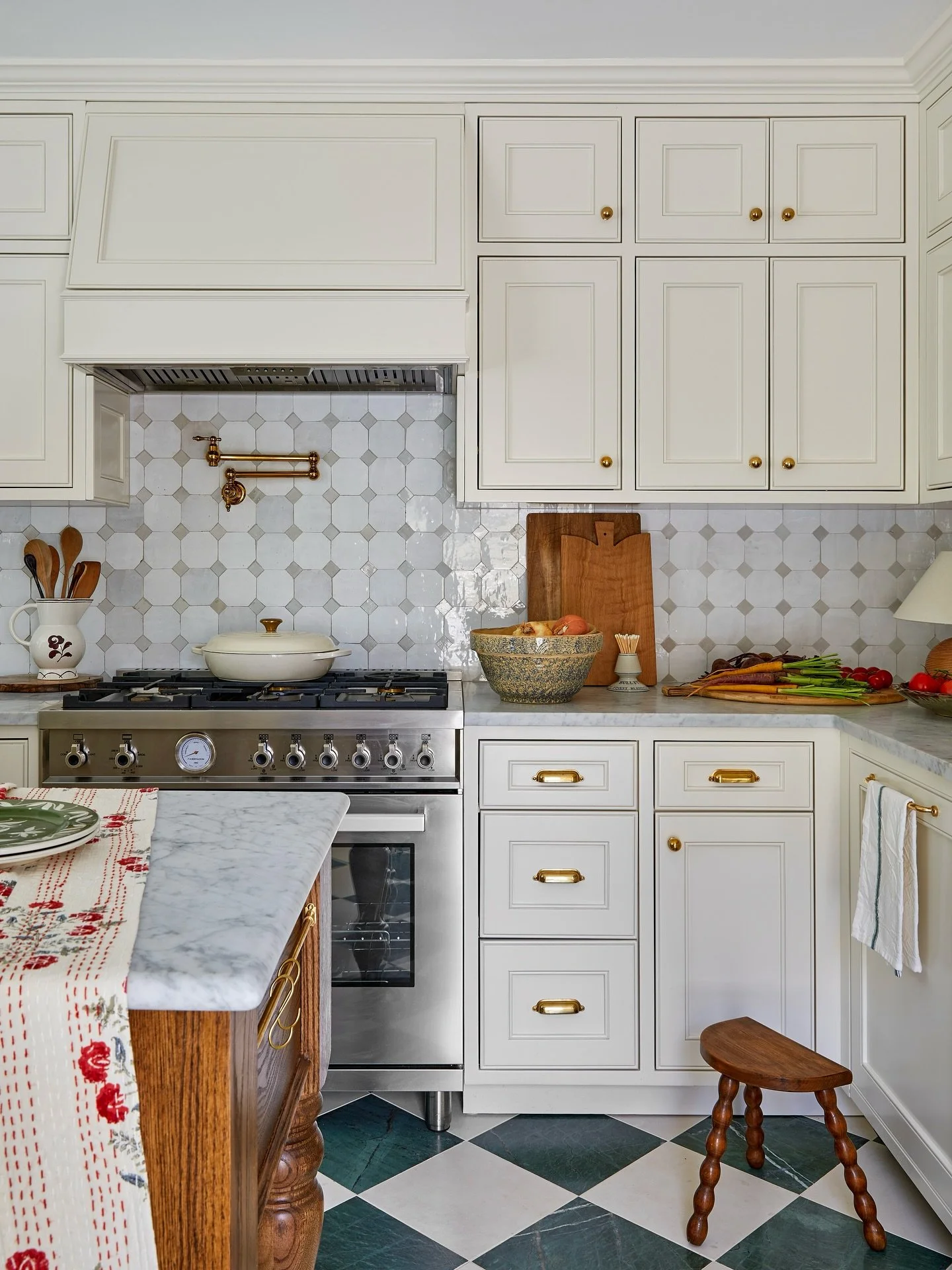 Happy Monday ✨ I&rsquo;ll be posted up in my kitchen all week finalizing our Christmas menu, channeling my inner Martha, and starting prep. Can&rsquo;t wait for my kid to eat none of it. Drop your go-to holiday dishes below so I can steal some ideas 