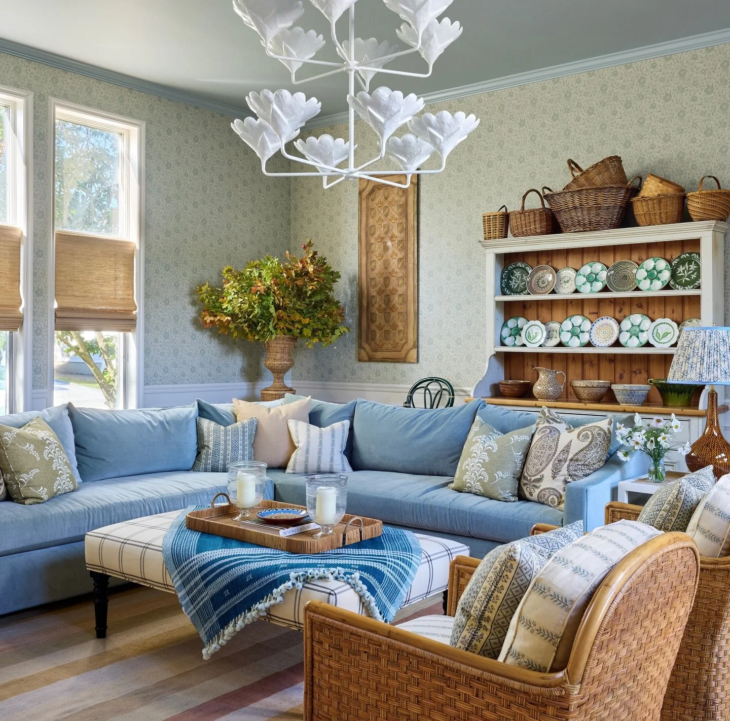 The living room came with a full wall, tiled mosaic of the New York City skyline&hellip; and we didn&rsquo;t touch it for over two years 😬 (swipe for before).

While my first instinct was to take a sledgehammer to it myself, this room quickly became