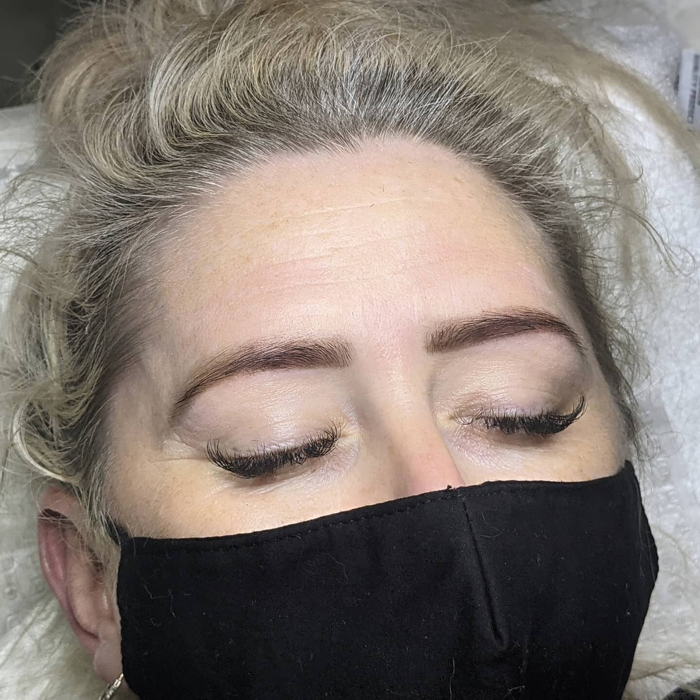 Fresh Brows for this blonde bombshell 💛